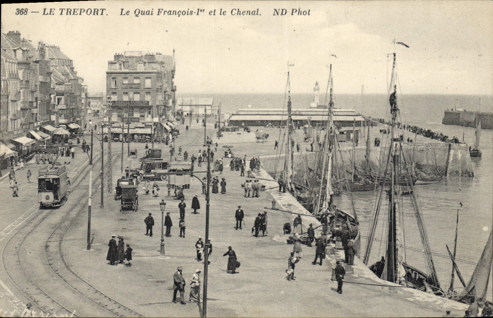 CPA Le Treport Le Quai Francois 1er Et Le Chenal