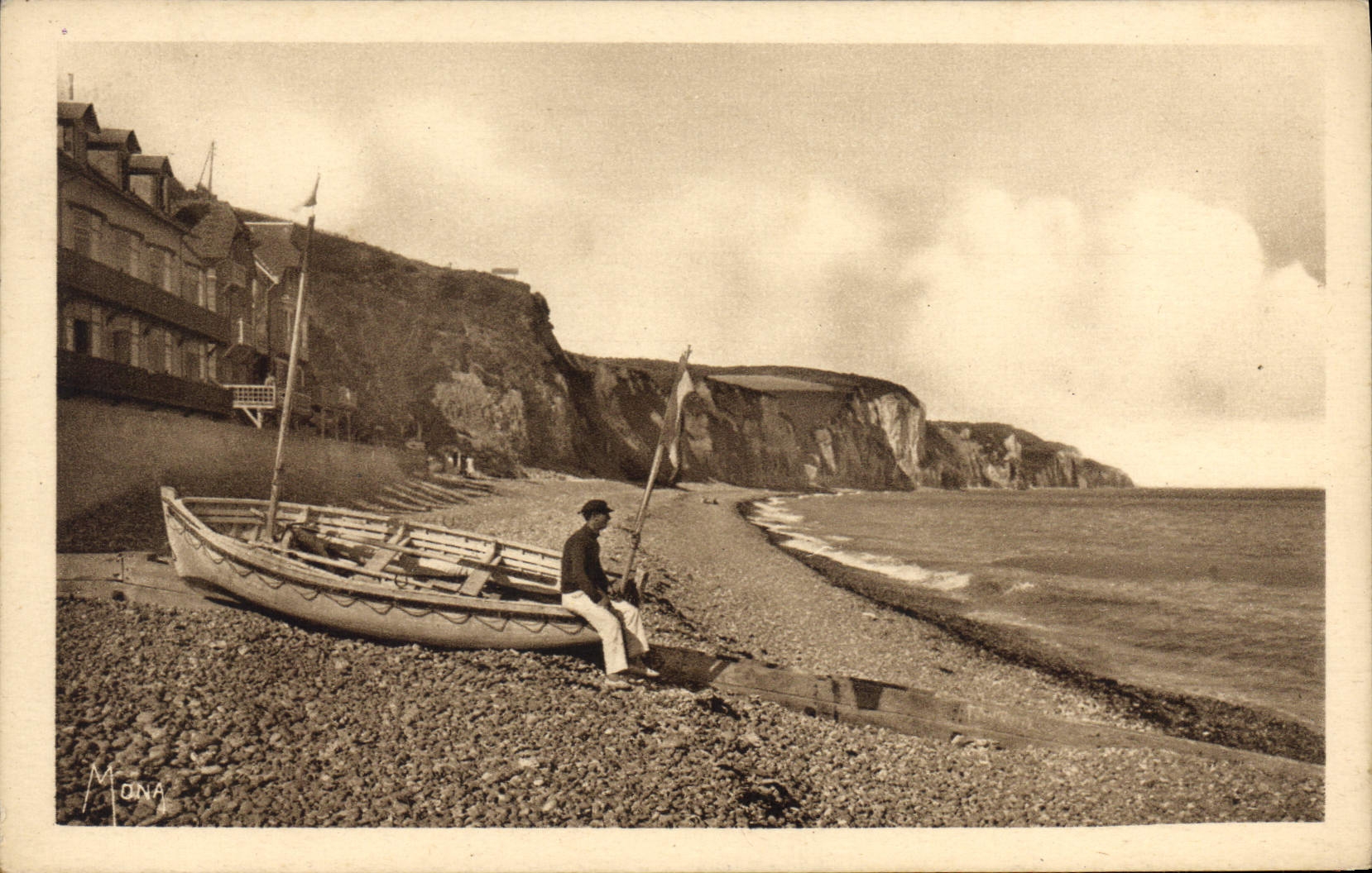 Plage et falaises de Pourville-sur-Mer — vue vers le cap Bély — Édition Coudé