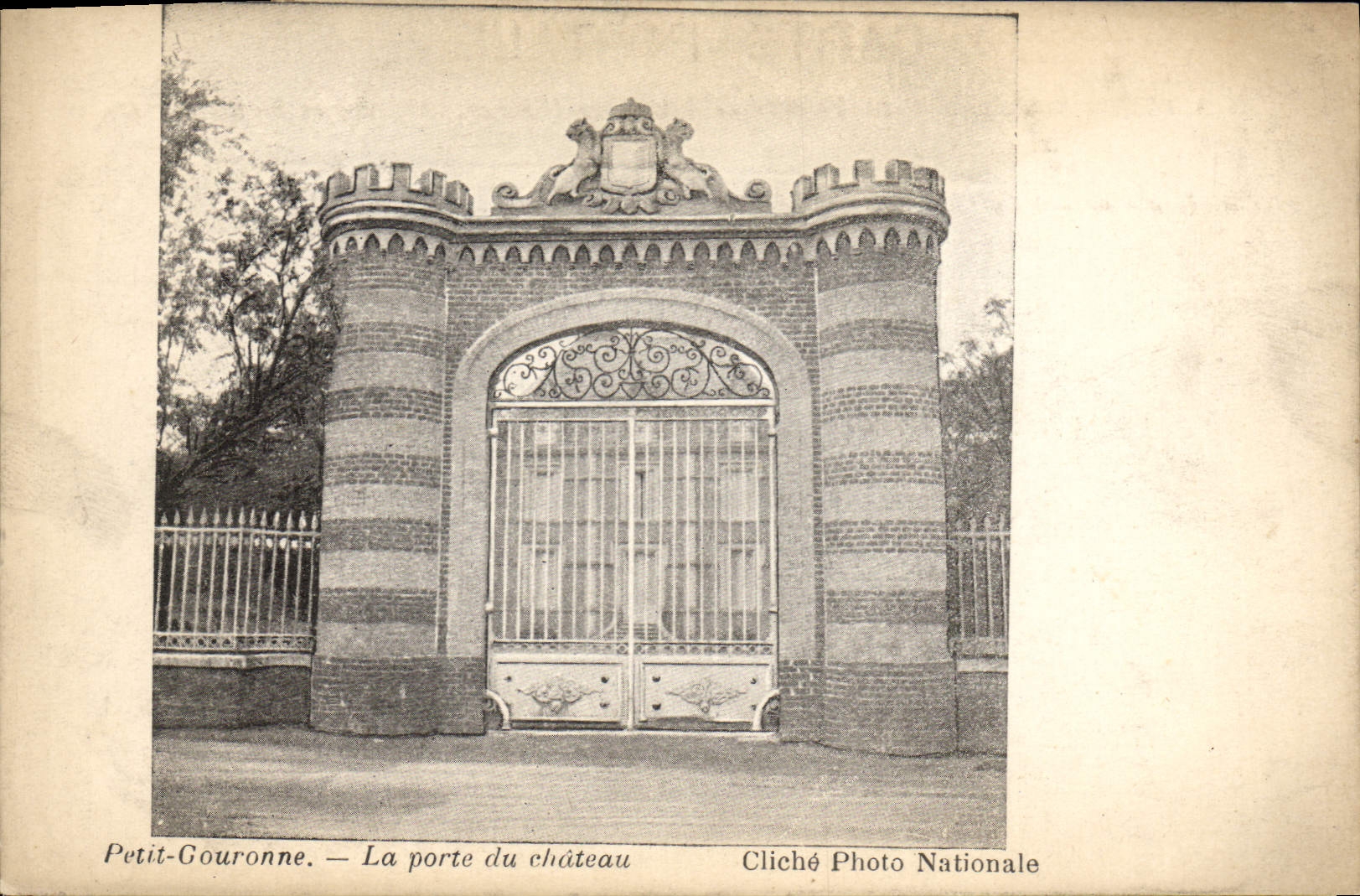 CPA Petit Gouronne La Porte Du Château