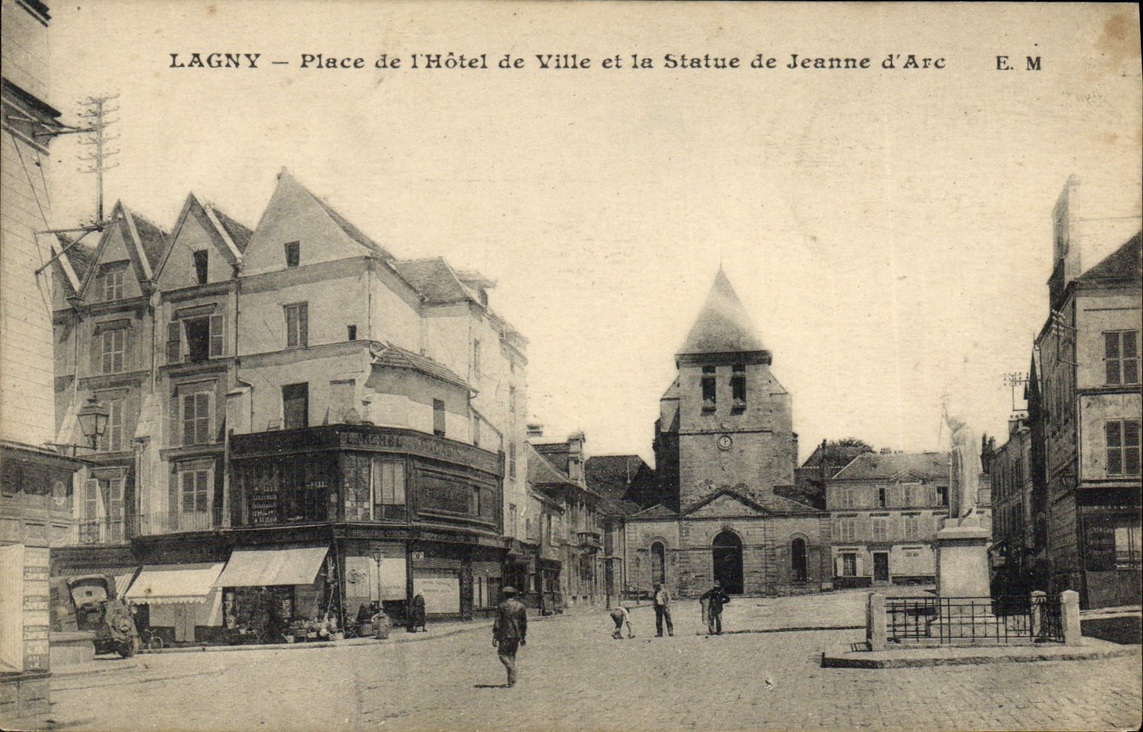 Lagny – Place de l'Hôtel de Ville et la Statue de Jeanne d'Arc — E. M.