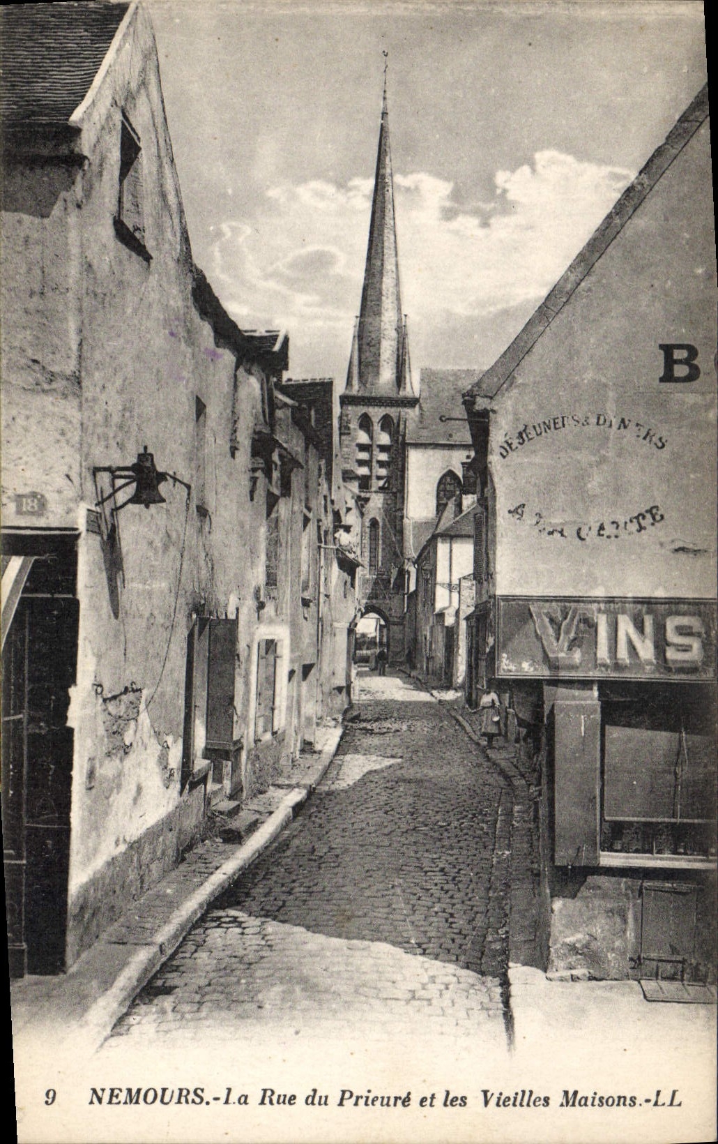 CPA Nemours La Rue Du Prieure Et Les Vieilles maisons