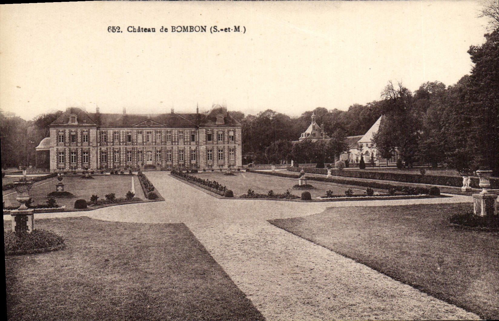 Château de Bombon (S.-et-M.) — vue du château et de ses jardins — éditeur : Aug. et N. (Nancy) - Anverso
