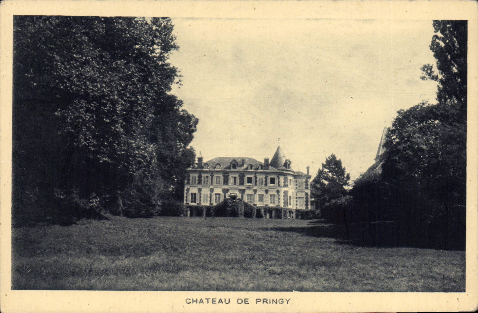Château de Pringy — vue du château entouré de verdure — éditeur non identifié