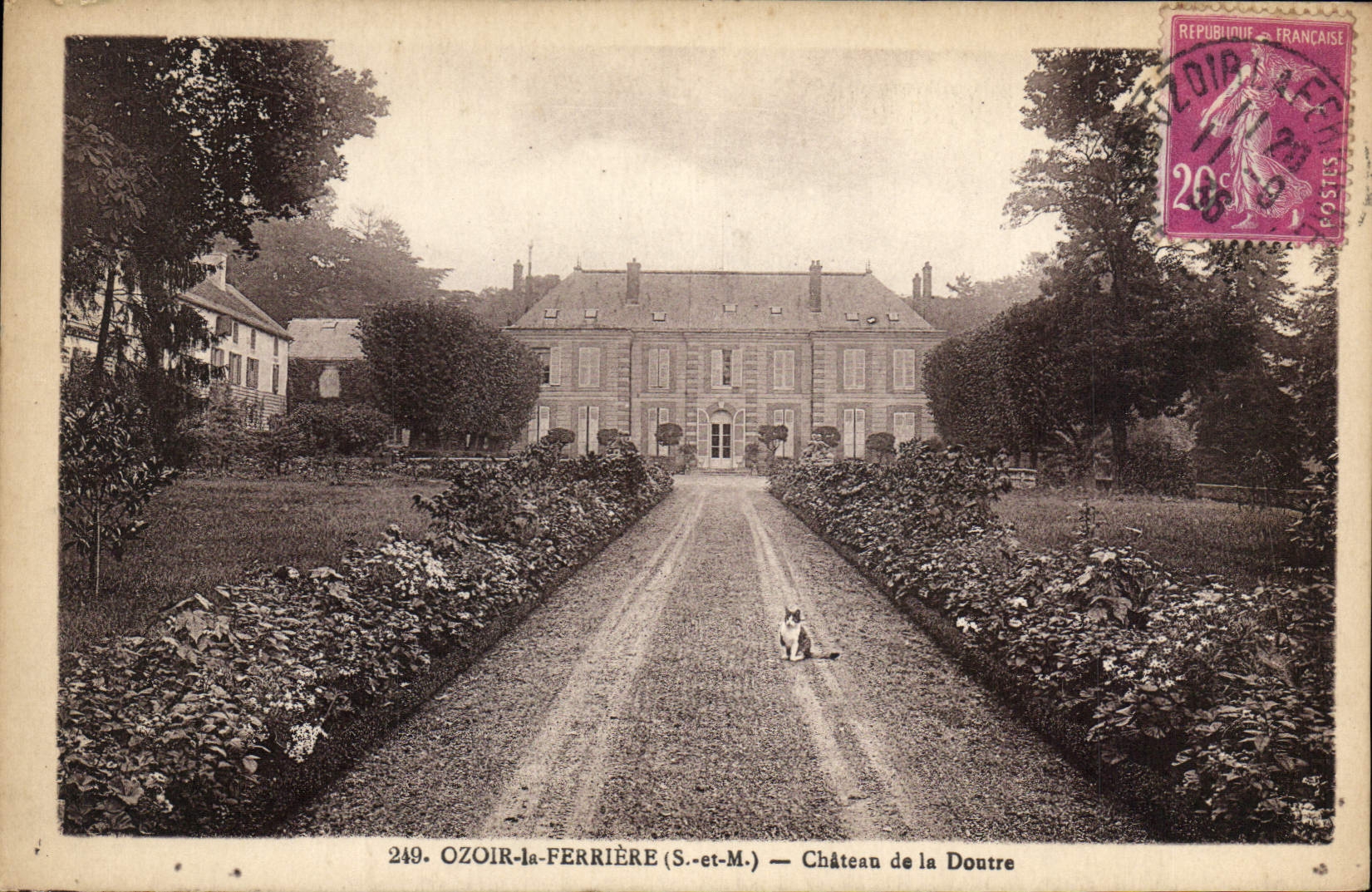 OZOIR-la-FERRIÈRE (S.-et-M.) — Château de la Doutre
