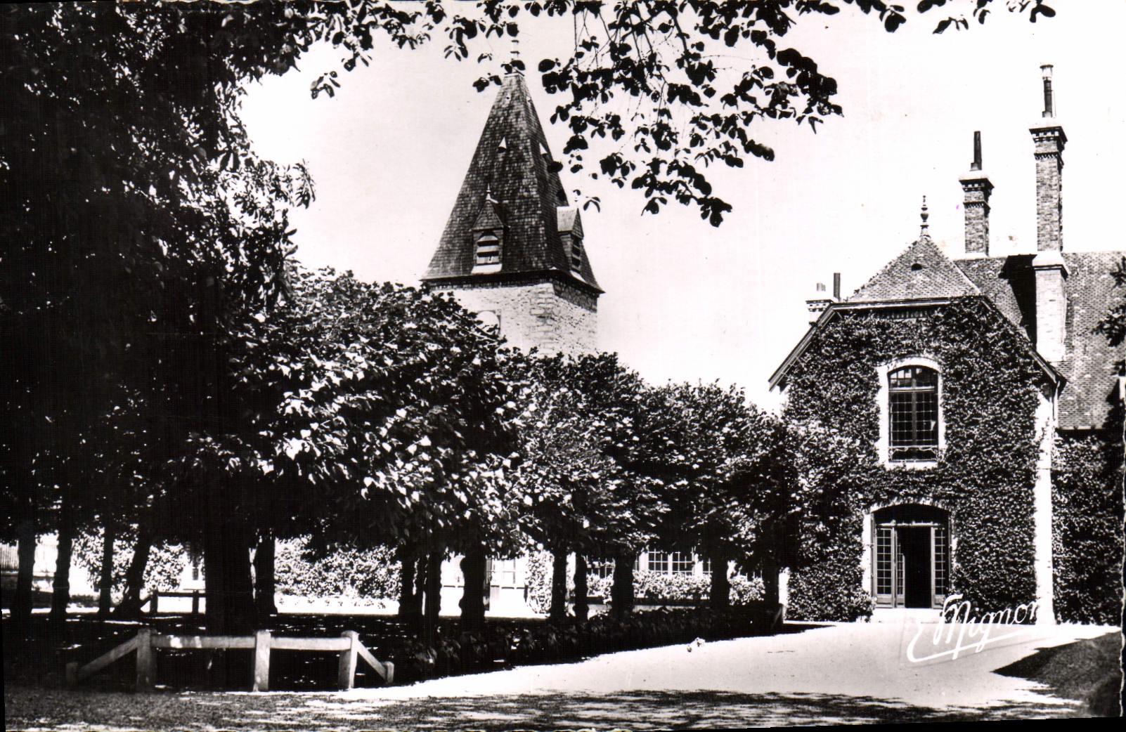 Vaux-sur-Lunain — Château de Villeniard, intérieur de la cour et le clocher — Édition E. Mignon, n° 70