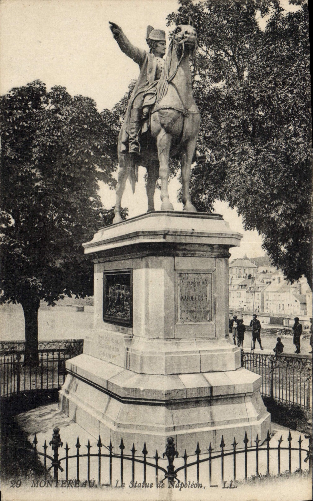 Montereau — La Statua di Napoleone — LL.