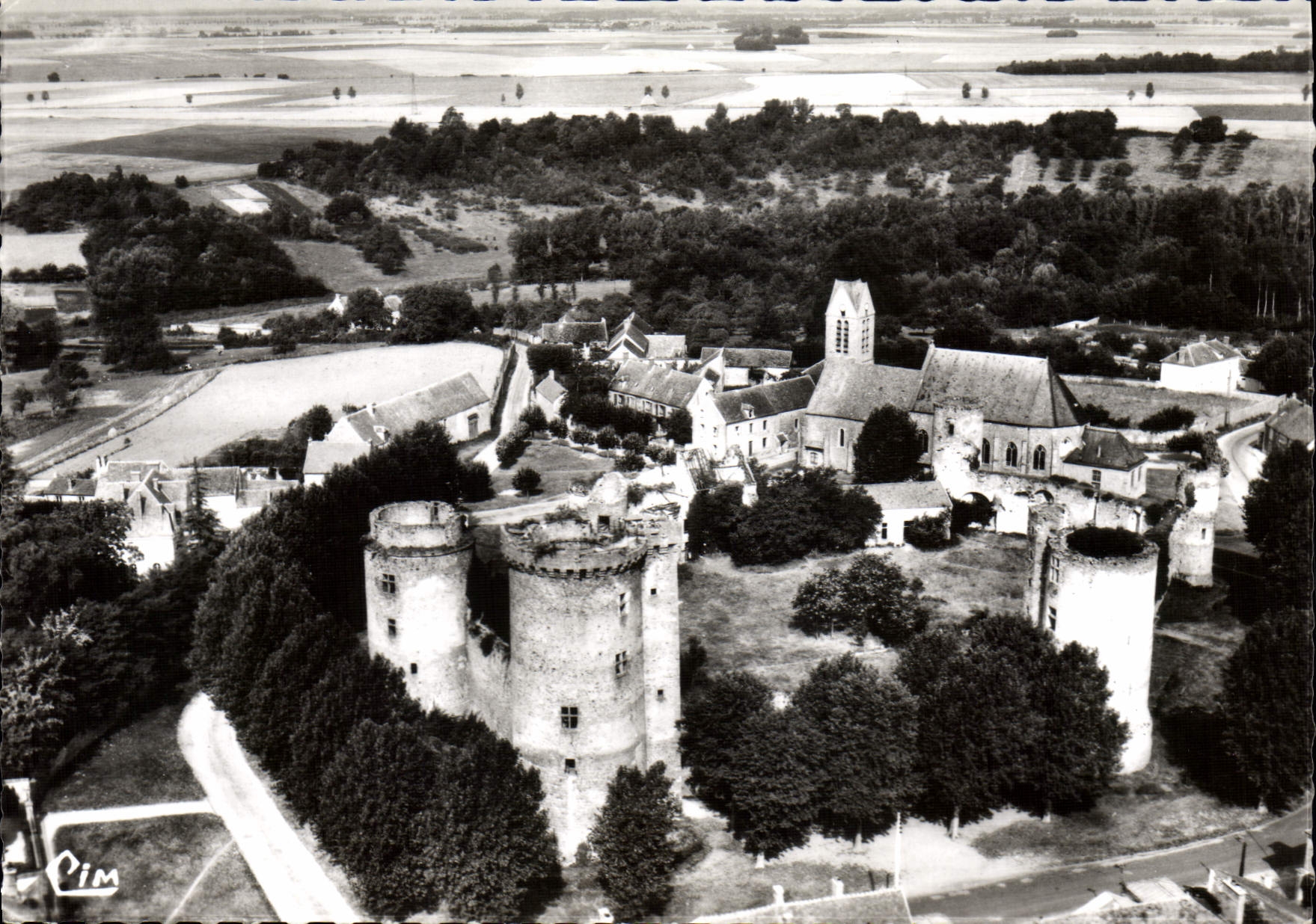 Blandy-les-Tours — Château féodal du XIIIe et XIVe s. — Combiér Imp. Macon