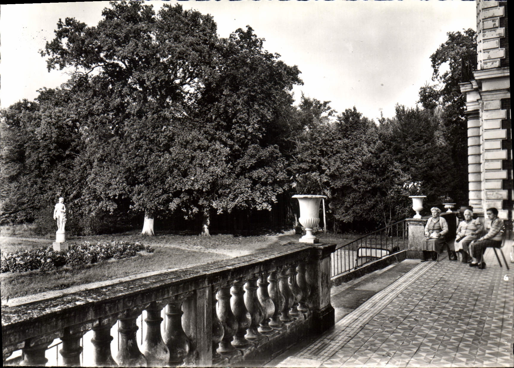 Château de Malnoue — Terrasse côté Route — Édition DNS & Cie