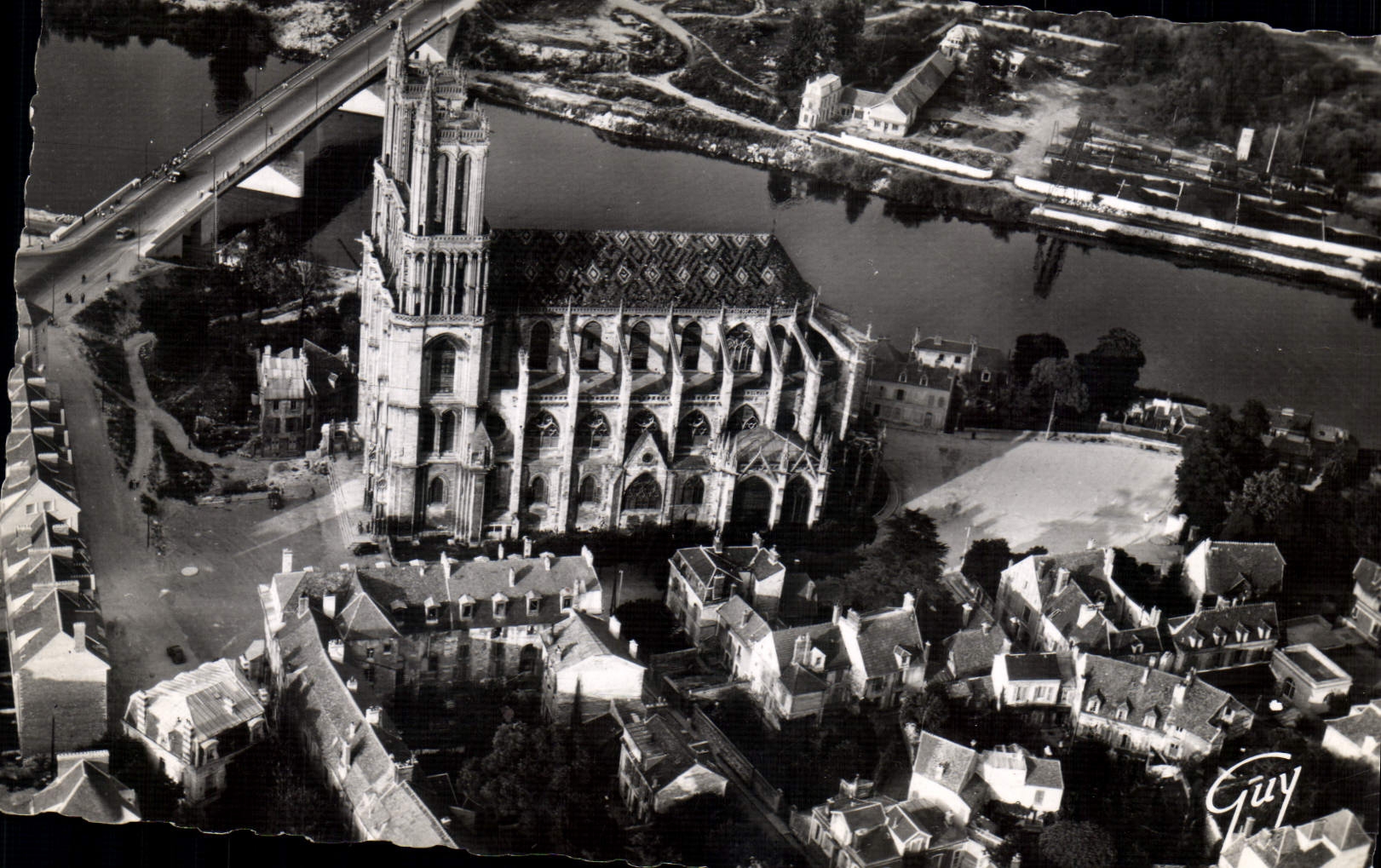 Mantes-Gassicourt — Église Notre-Dame et le nouveau pont — Guy