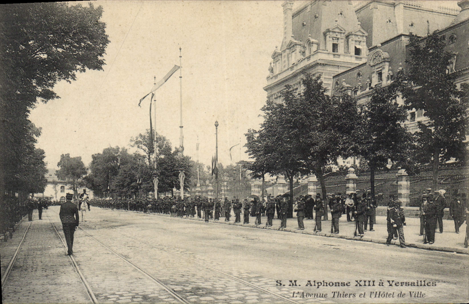 Seine Majestät Alphonse XIII in Versailles — Avenue Thiers und Rathaus — A. Bourdier, Verlag, Versailles
