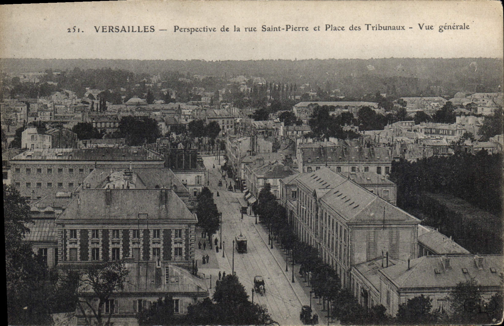 Versailles — Perspective de la rue Saint-Pierre et Place des Tribunaux — Vue générale