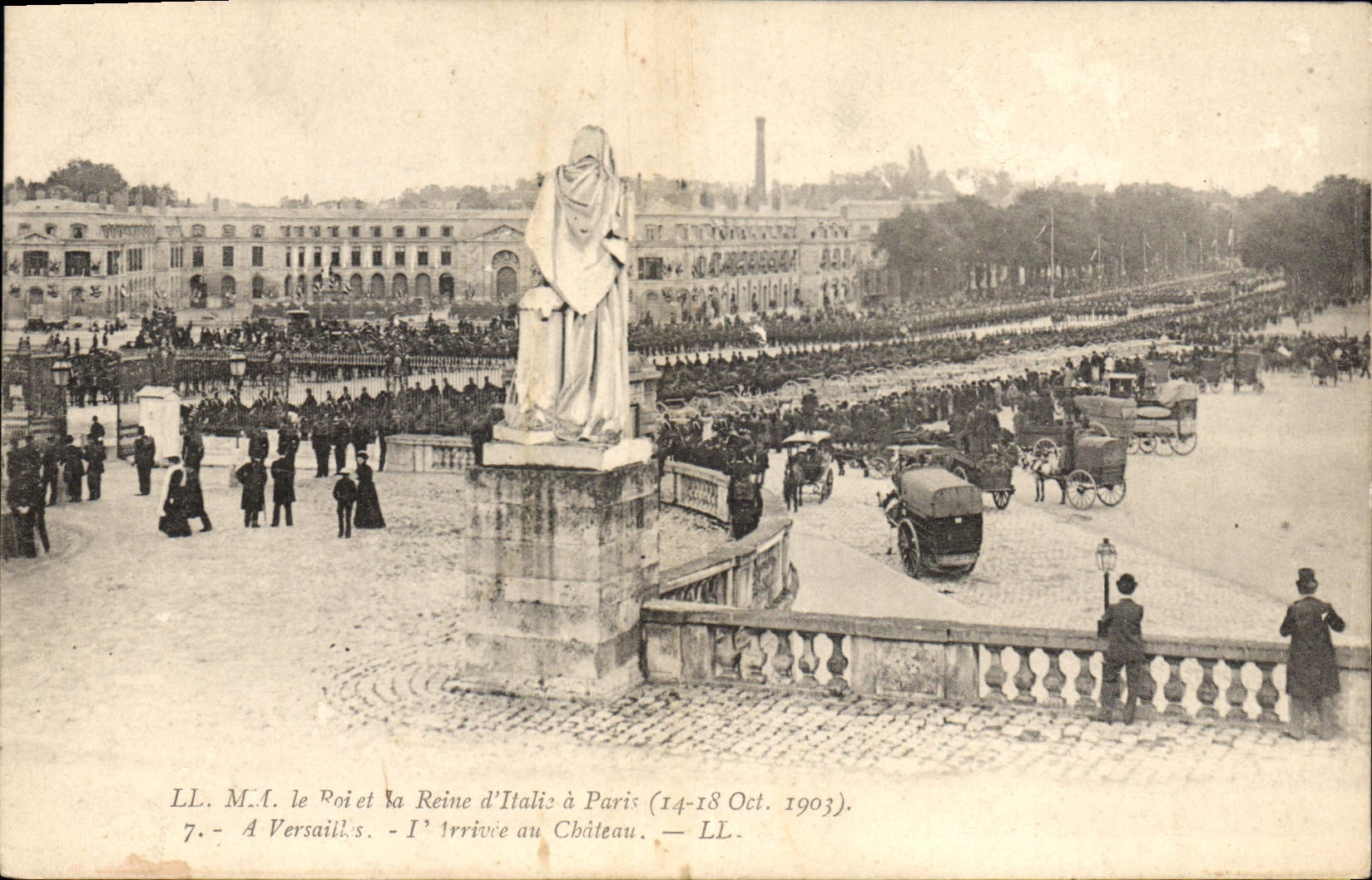 Arrivée du Roi et de la Reine d'Italie à Versailles — LL. M.M. le Roi et la Reine d'Italie à Paris (14-18 Oct. 1903). — LL.