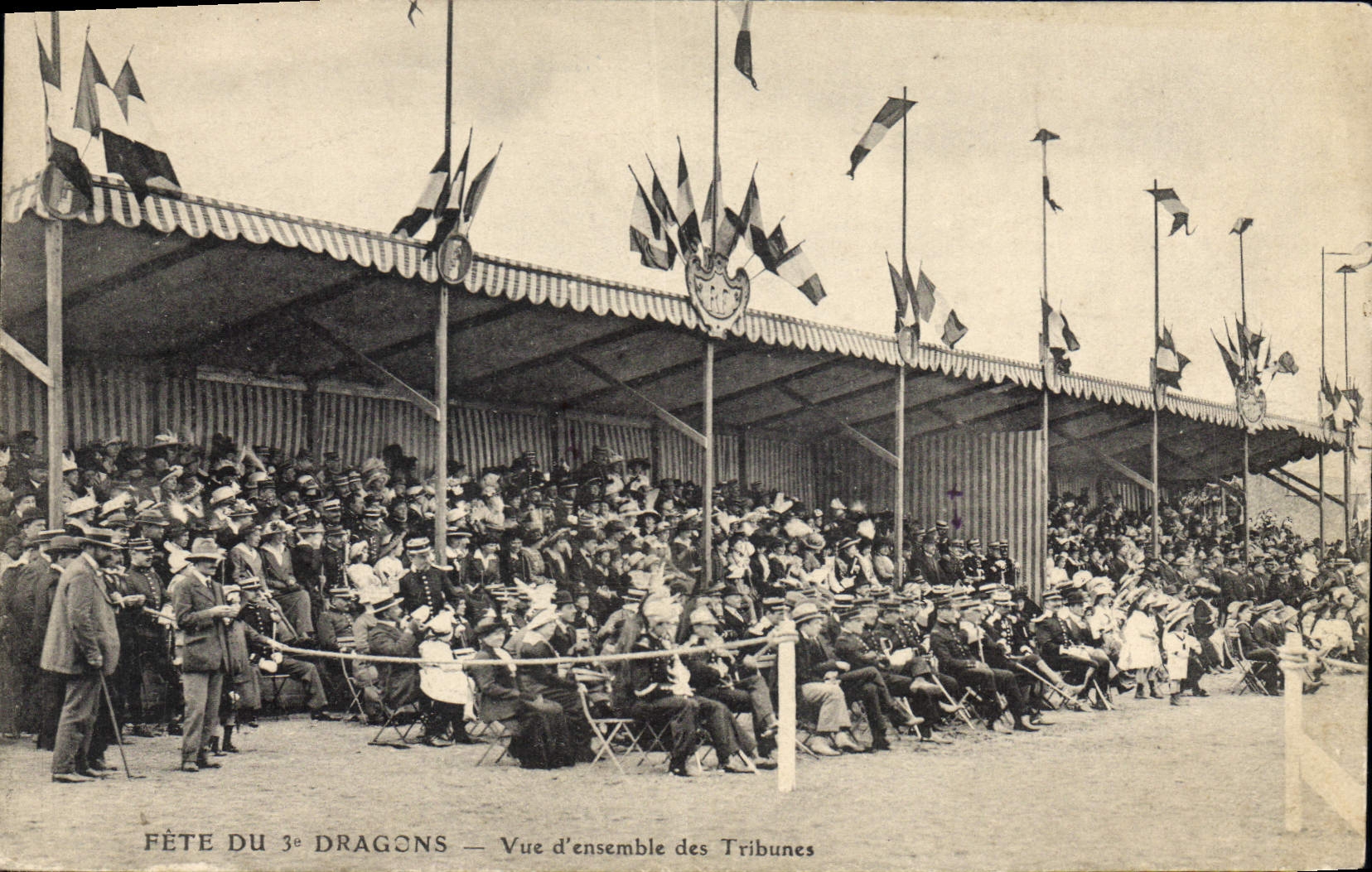 Fête du 3e Dragons — Vue d'ensemble des Tribunes