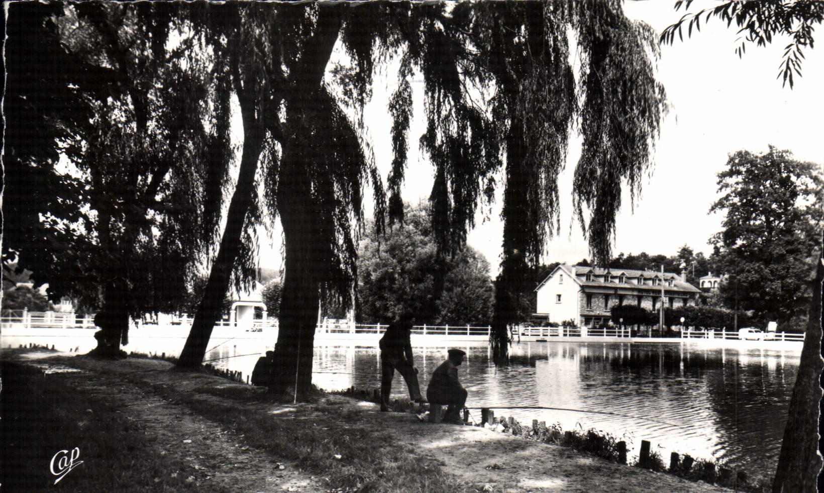 CPA Saint Remy Les Chevreuse Une Vue Du Lac