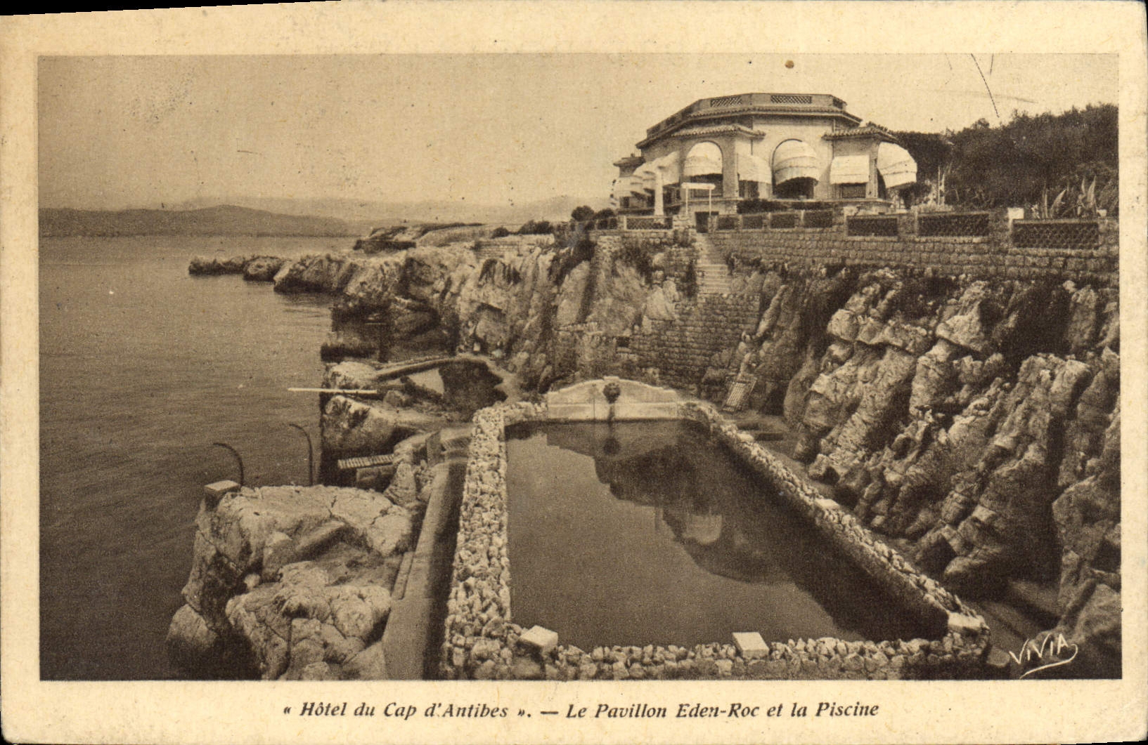 Hôtel du Cap d'Antibes — Le Pavillon Eden-Roc et la Piscine — Édition Vivia