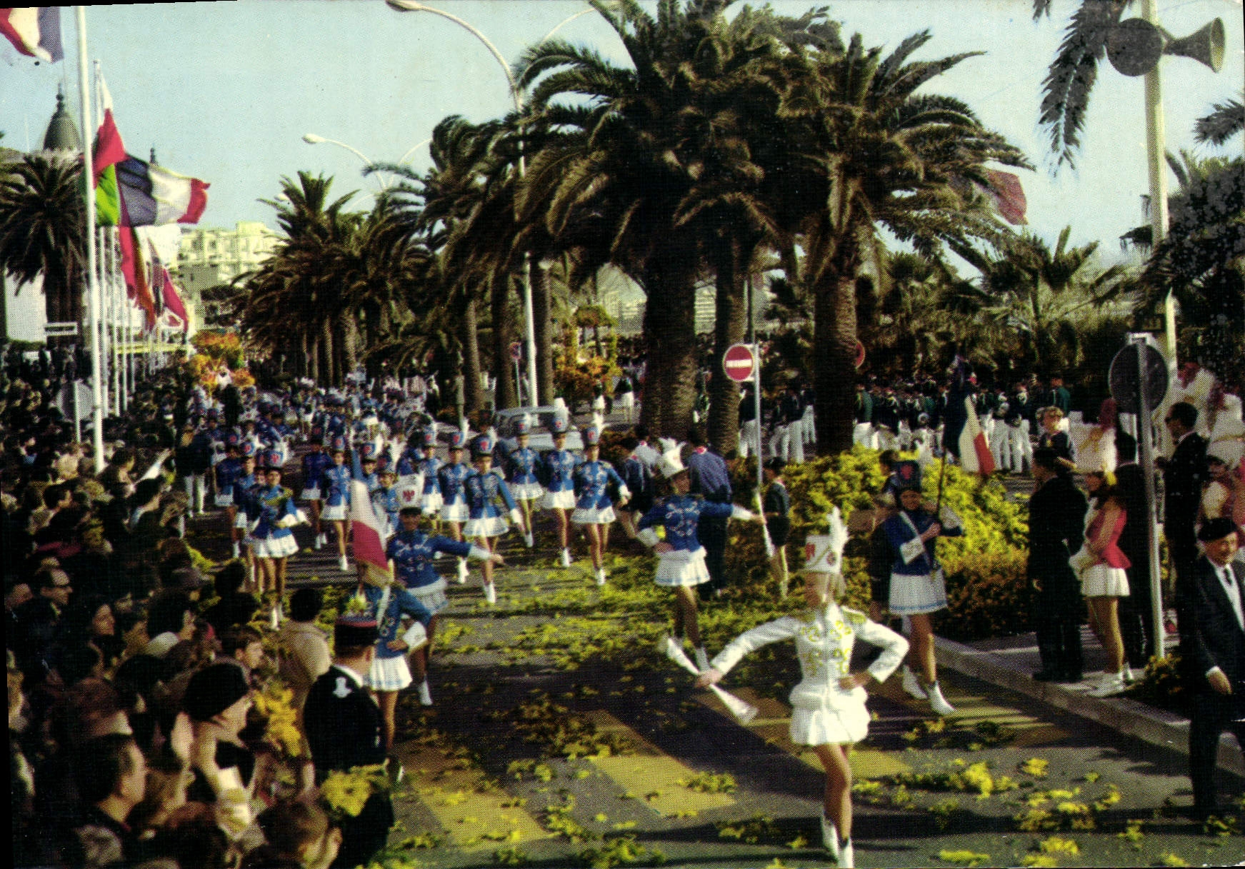 Cannes — Bataille de Fleurs et Défilé de Majorettes — Éditions du Golfe-Juan