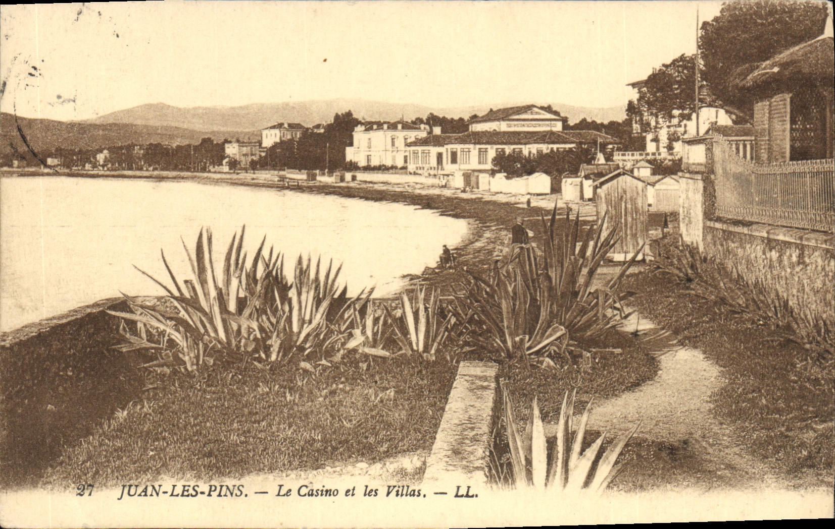 Juan-les-Pins — Le Casino et les Villas — LL. — N° 27
