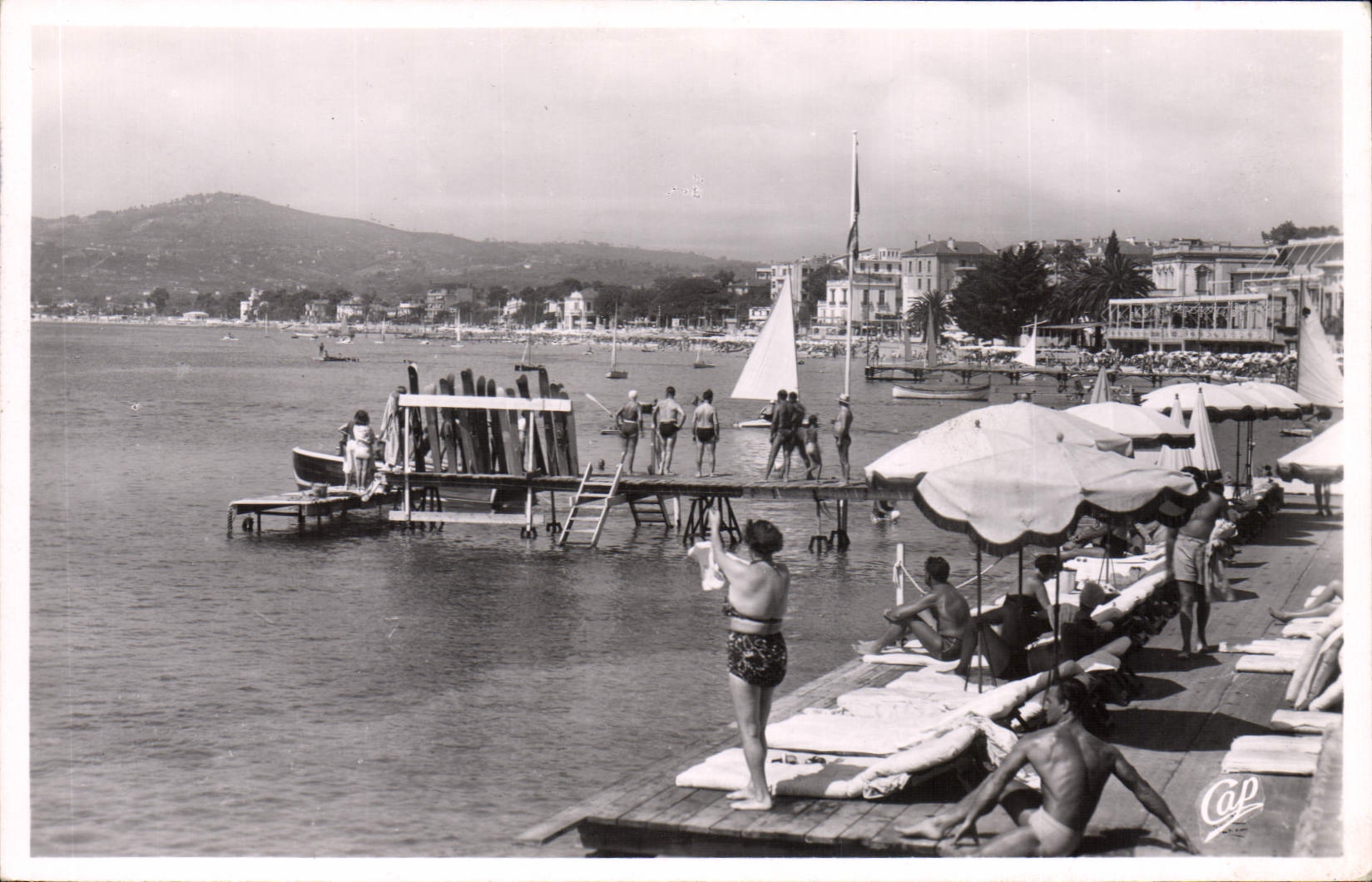 Plage de Juan-les-Pins — baigneurs et voiliers — Cap' Photo