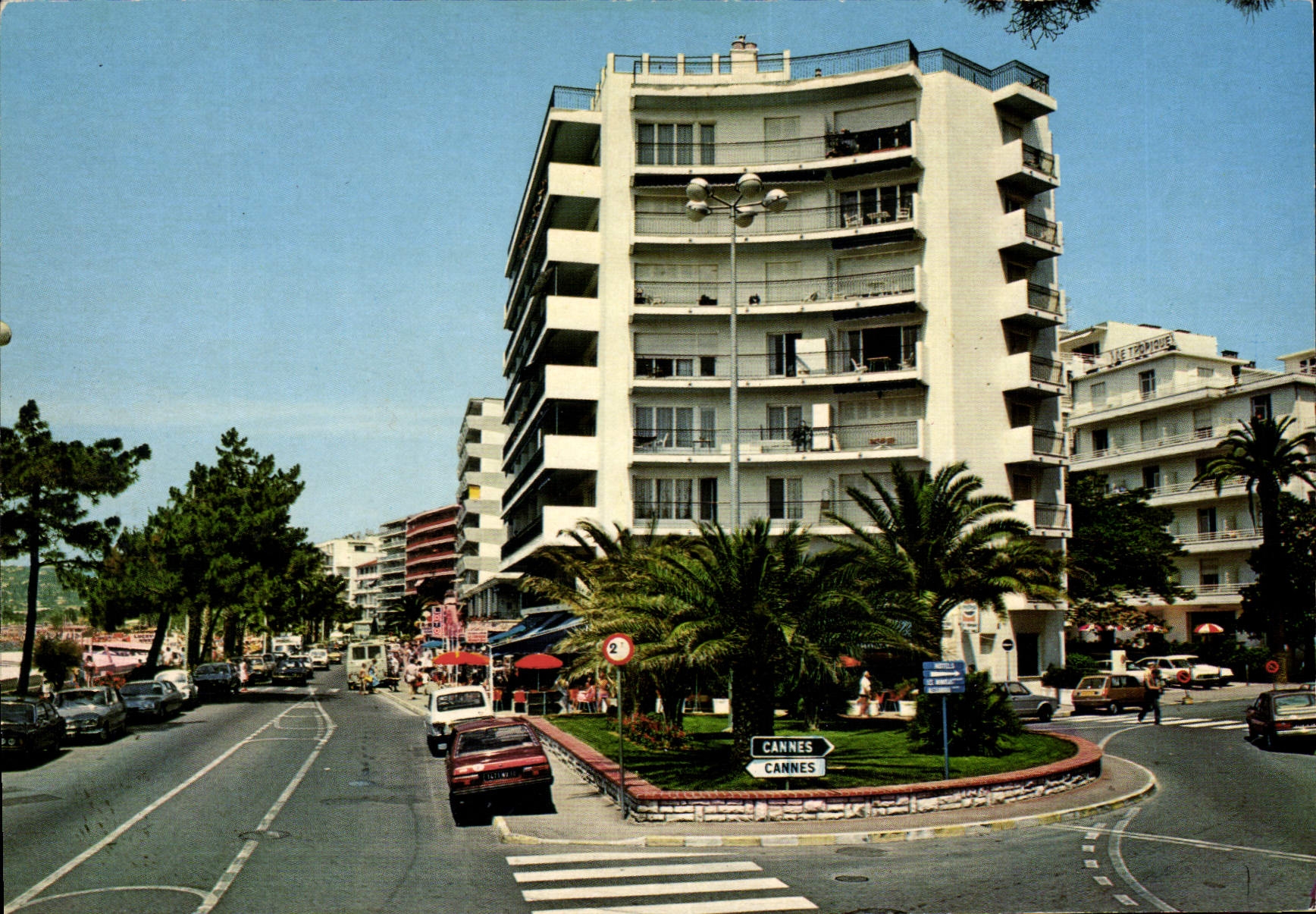 Cannes — Hotel Le Tropique — vista de la promenade
