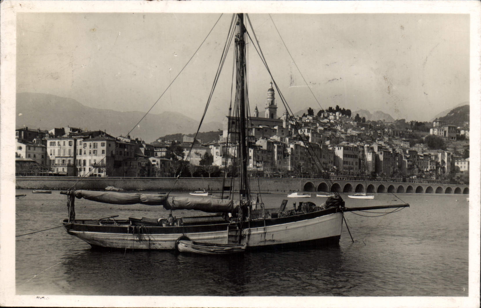 Bateau à voile au port de Menton — vue sur la ville et le pont — éditeur Les Editions Mar