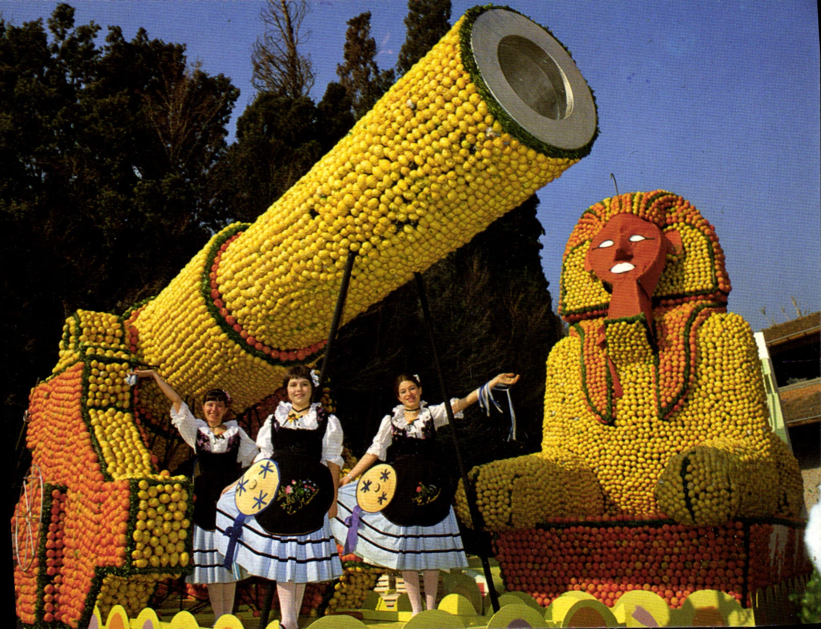 Fêtes du Citron — Groupe Folklorique "La Mentonnaise" — Photo R. Judin Menton
