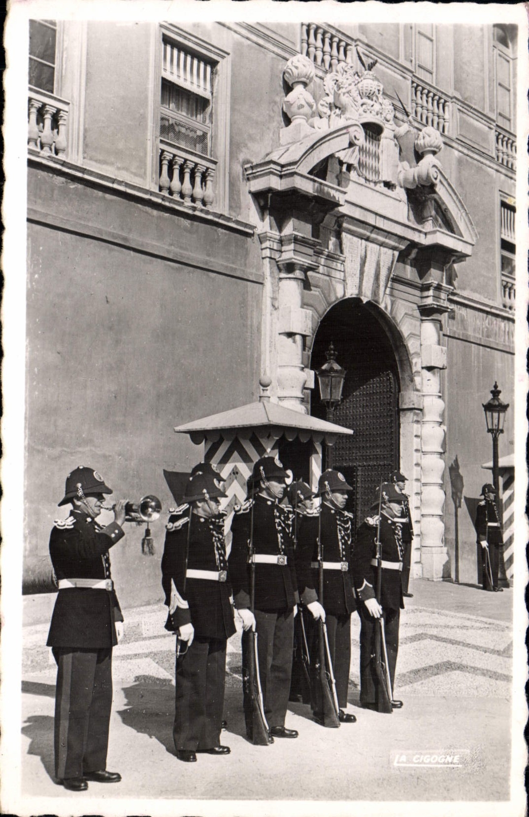 La garde Princière devant le Palais — Rue Cigogne — éditeur LA CIGOGNE, n° 1399