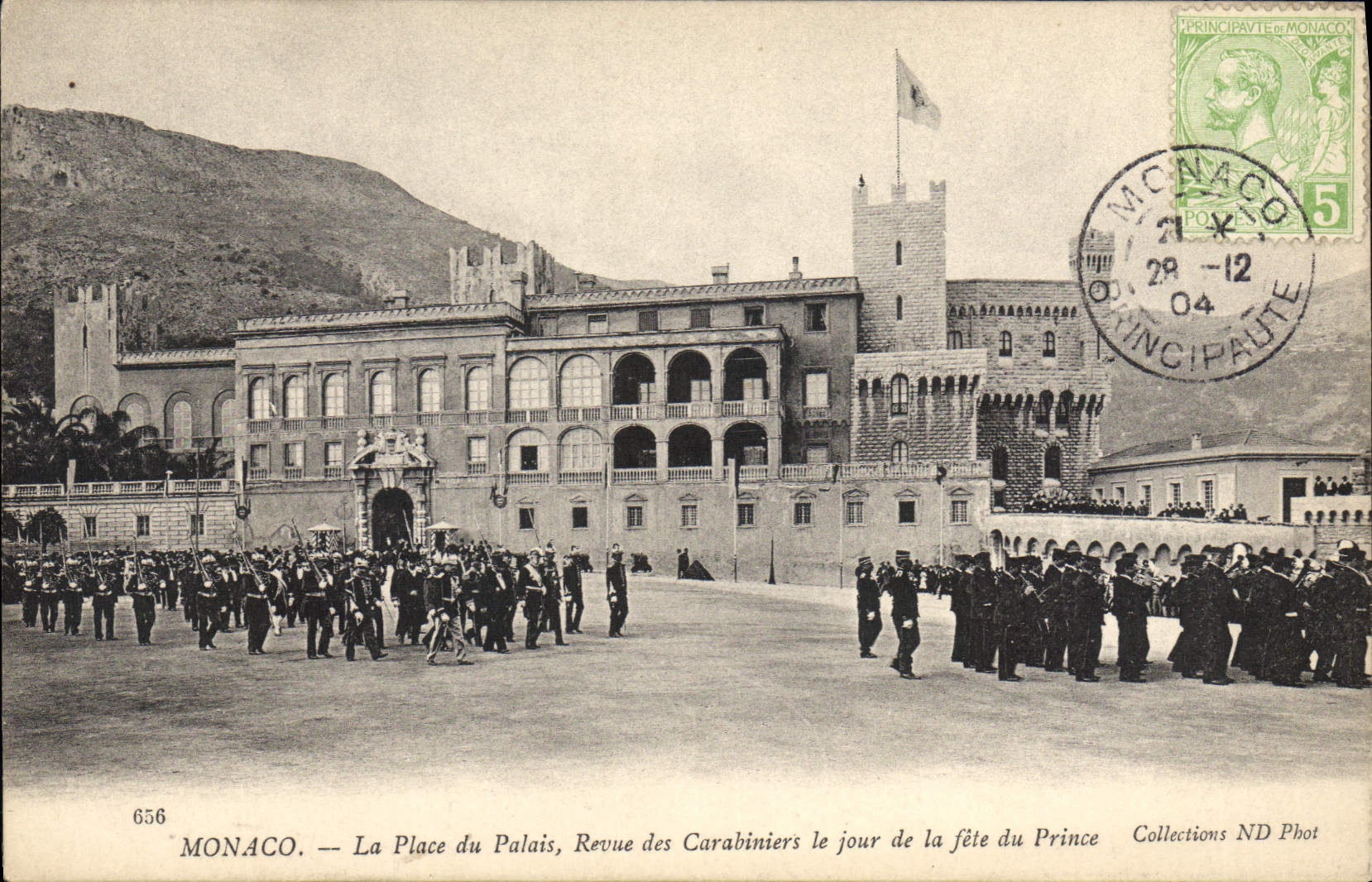 Monaco — La Place du Palais, Revue des Carabiniers le jour de la fête du Prince — Collections ND Phot, n° 656