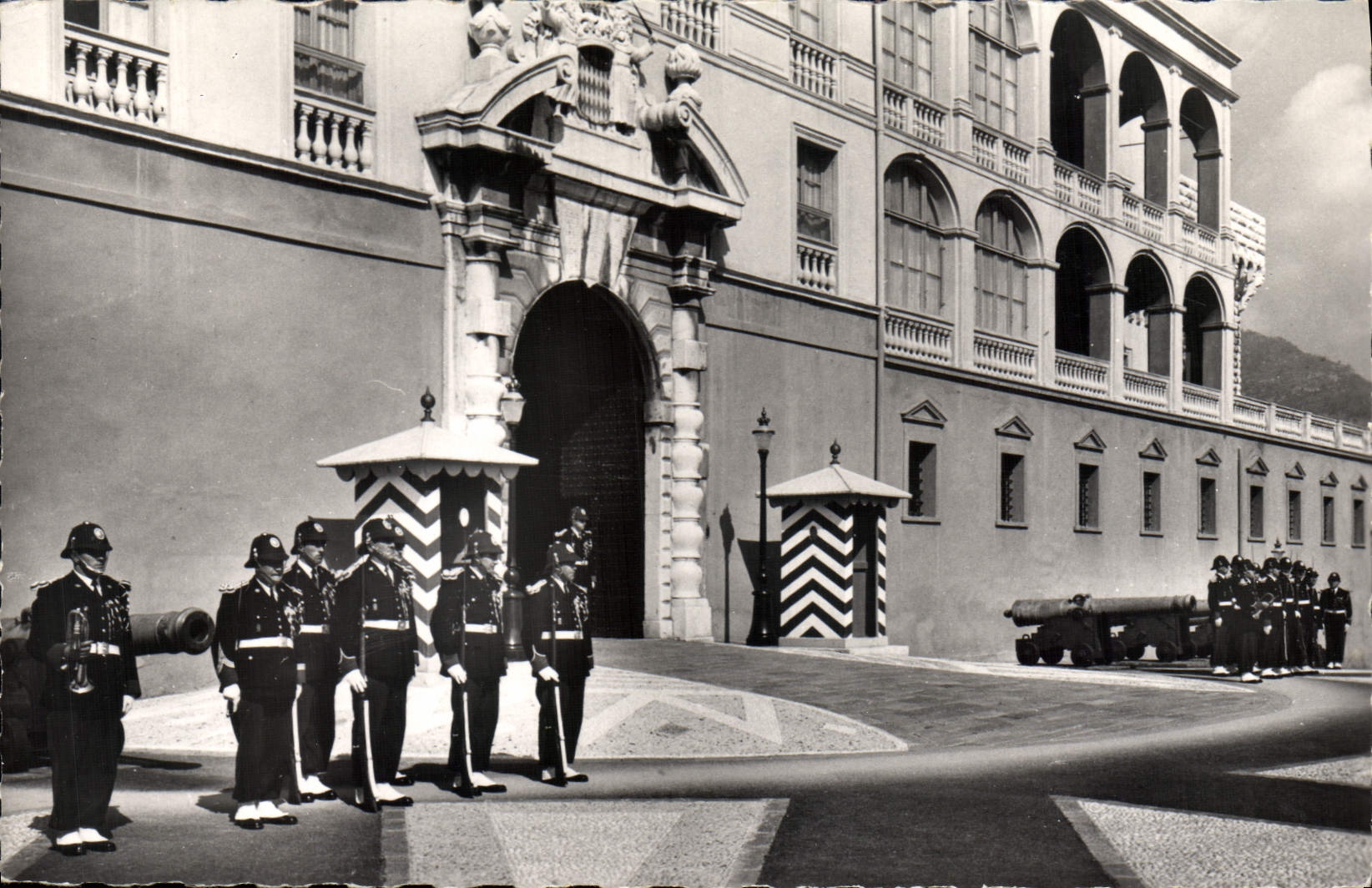 Palais du Prince et la relève de la garde — Éditions S.E.P.I. — n°1-157