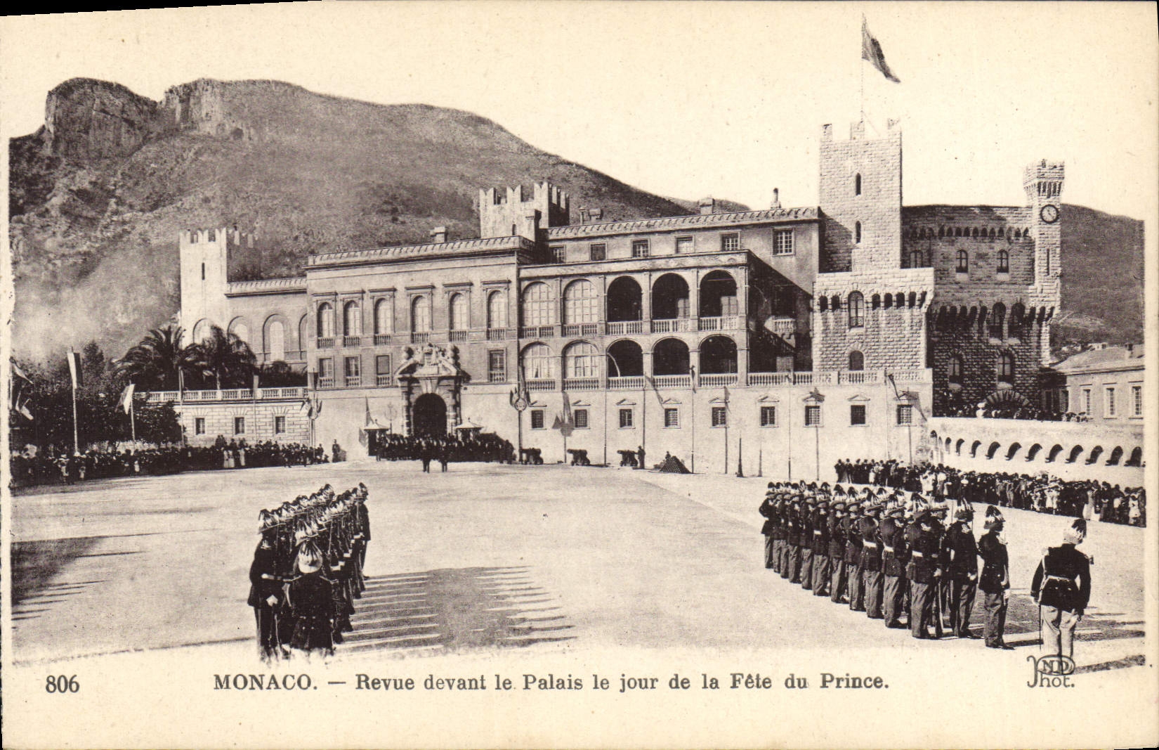 Monaco — Revue devant le Palais le jour de la Fête du Prince — Jhot. n° 806