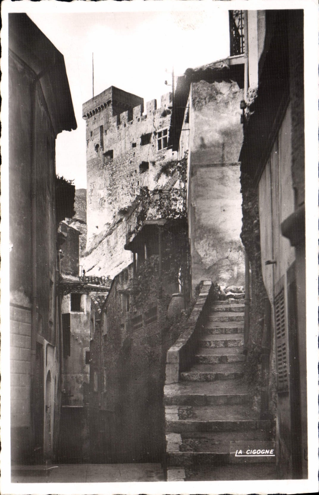 Roquebrune Village — Le château vu de l'intérieur du village — Éditions 'LA CIGOGNE' n°1.655