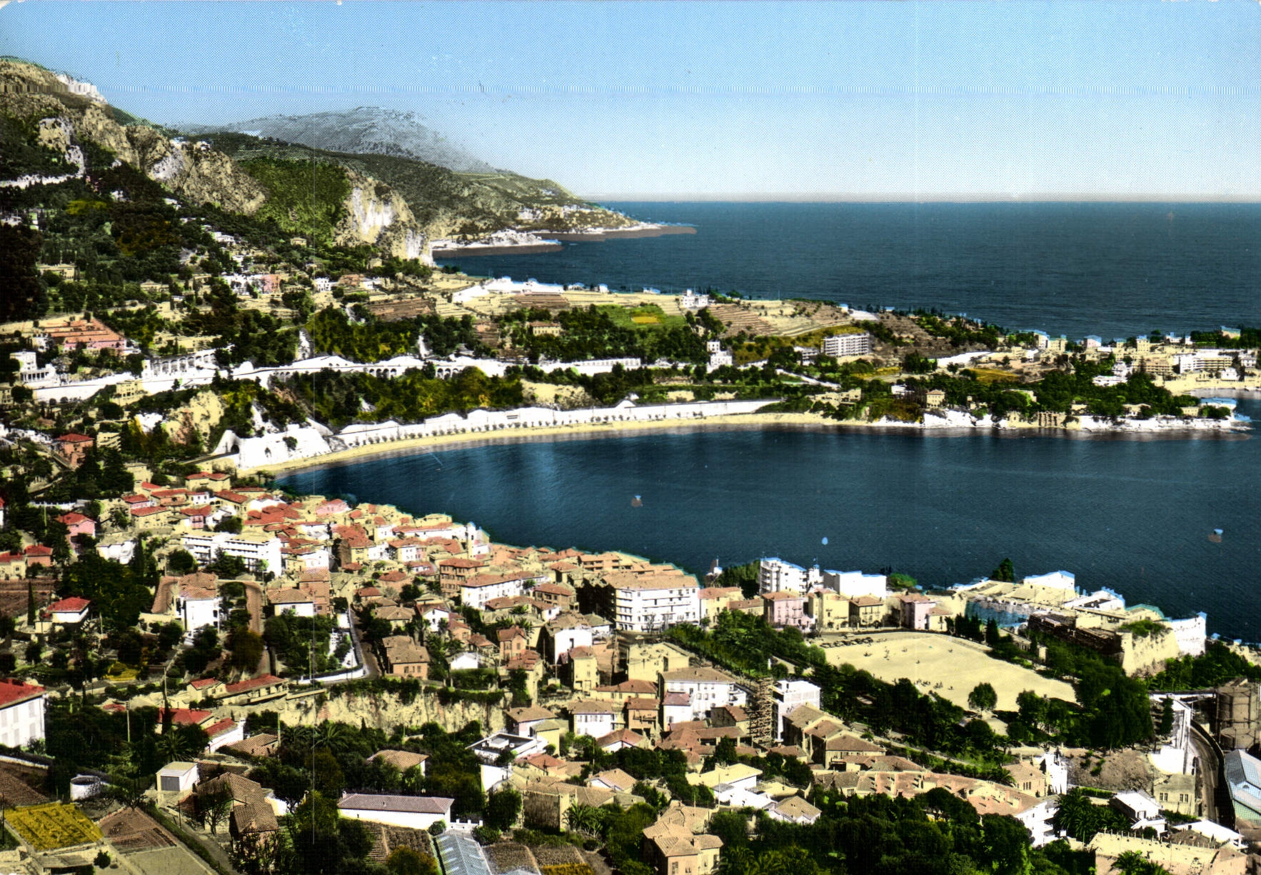 Villefranche-sur-Mer — Vue générale — terrain de sports et Cap d'Ail en arrière-plan — Éditions S.E.P.T. NICE