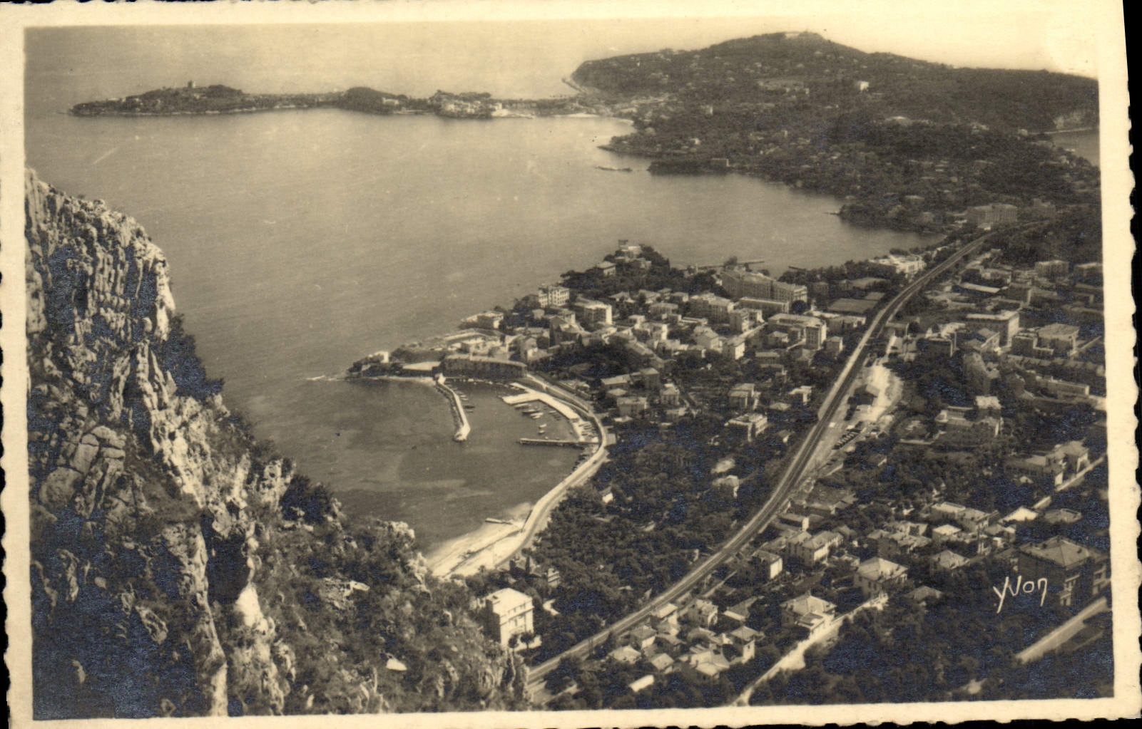 Vue panoramique de Menton — prise de la Grande Corniche sur Beaulieu et le Cap Ferrat — Édition de Luxe