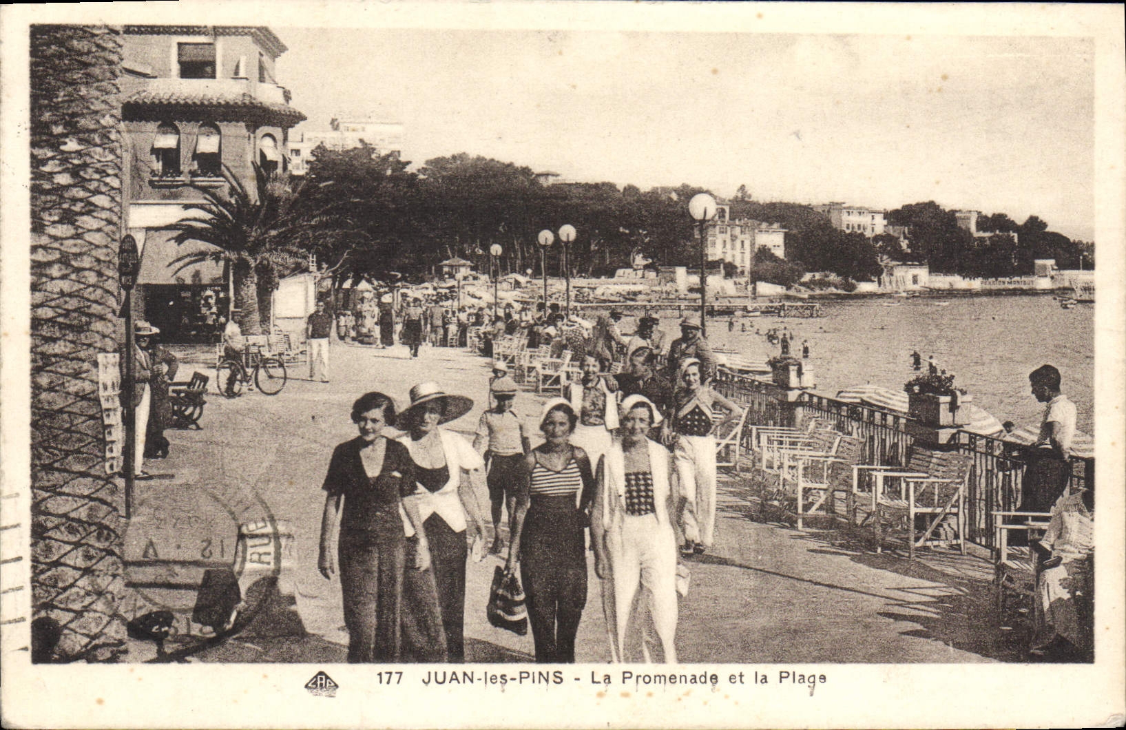 Juan-les-Pins — La Promenade et la Plage — CPA n°177, éditeur AHE