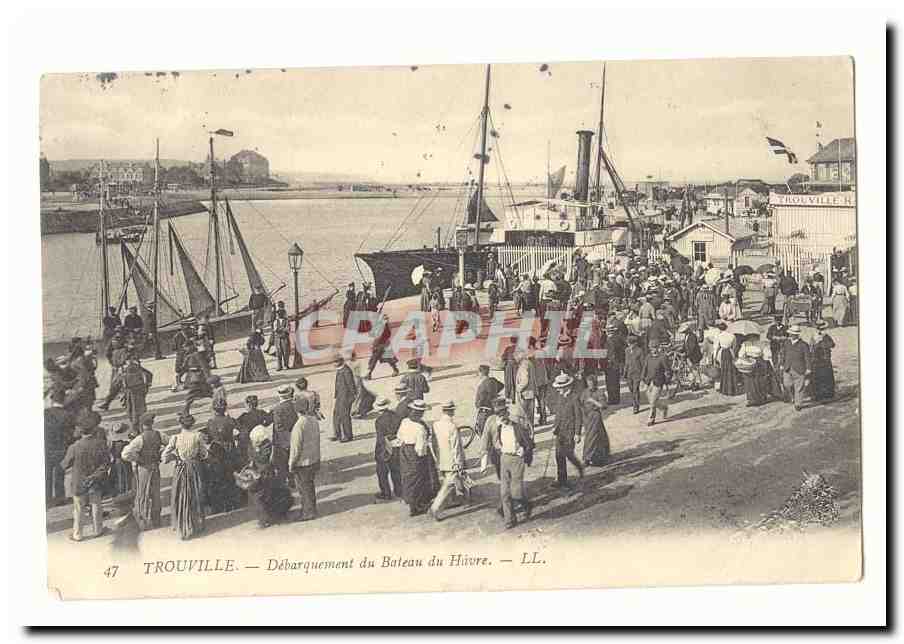 Trouville CPA Debarquement du bateau du Havre