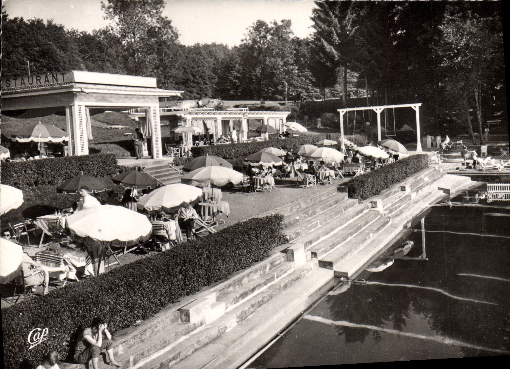 Restaurant au bord d'un étang — Lombrères-les-Bains — éditeur Cap