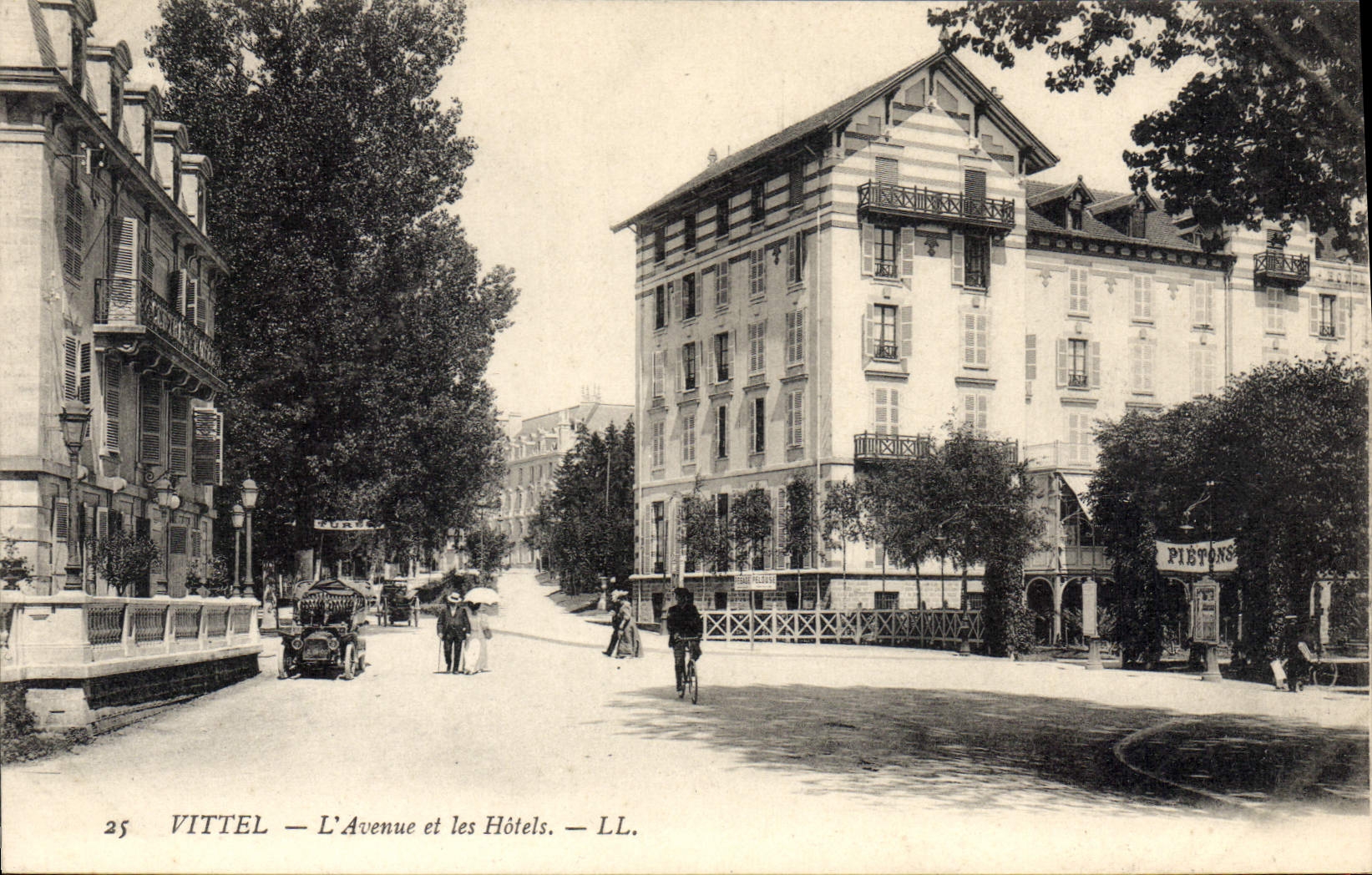 Vittel — L'Avenue et les Hôtels — LL.