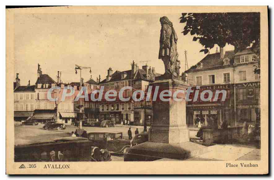 Avallon — Place Vauban avec statue — CPAdeCollection n°205