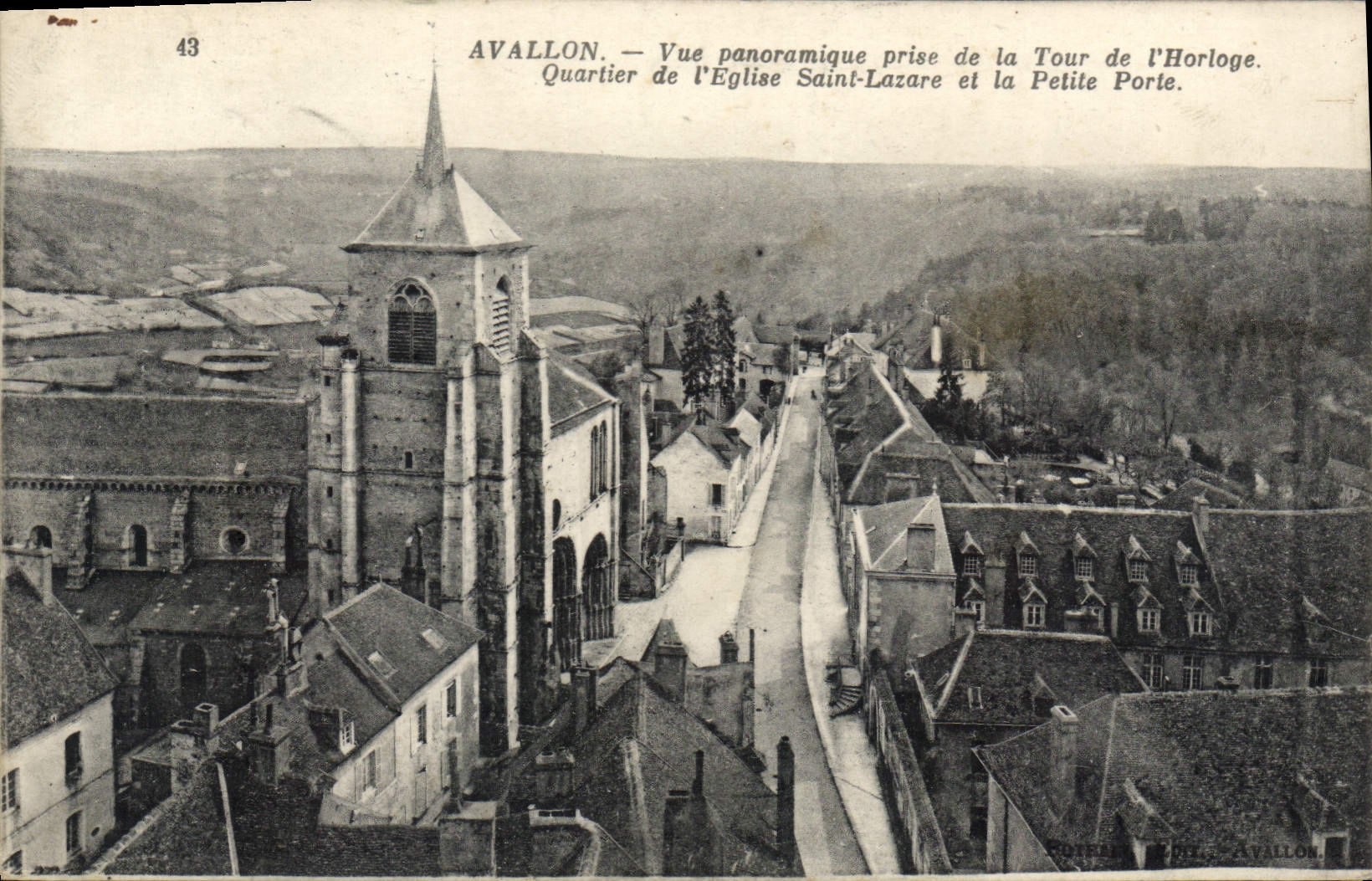 Avallon — Vue panoramique prise de la Tour de l'Horloge. Quartier de l'Église Saint-Lazare et la Petite Porte.