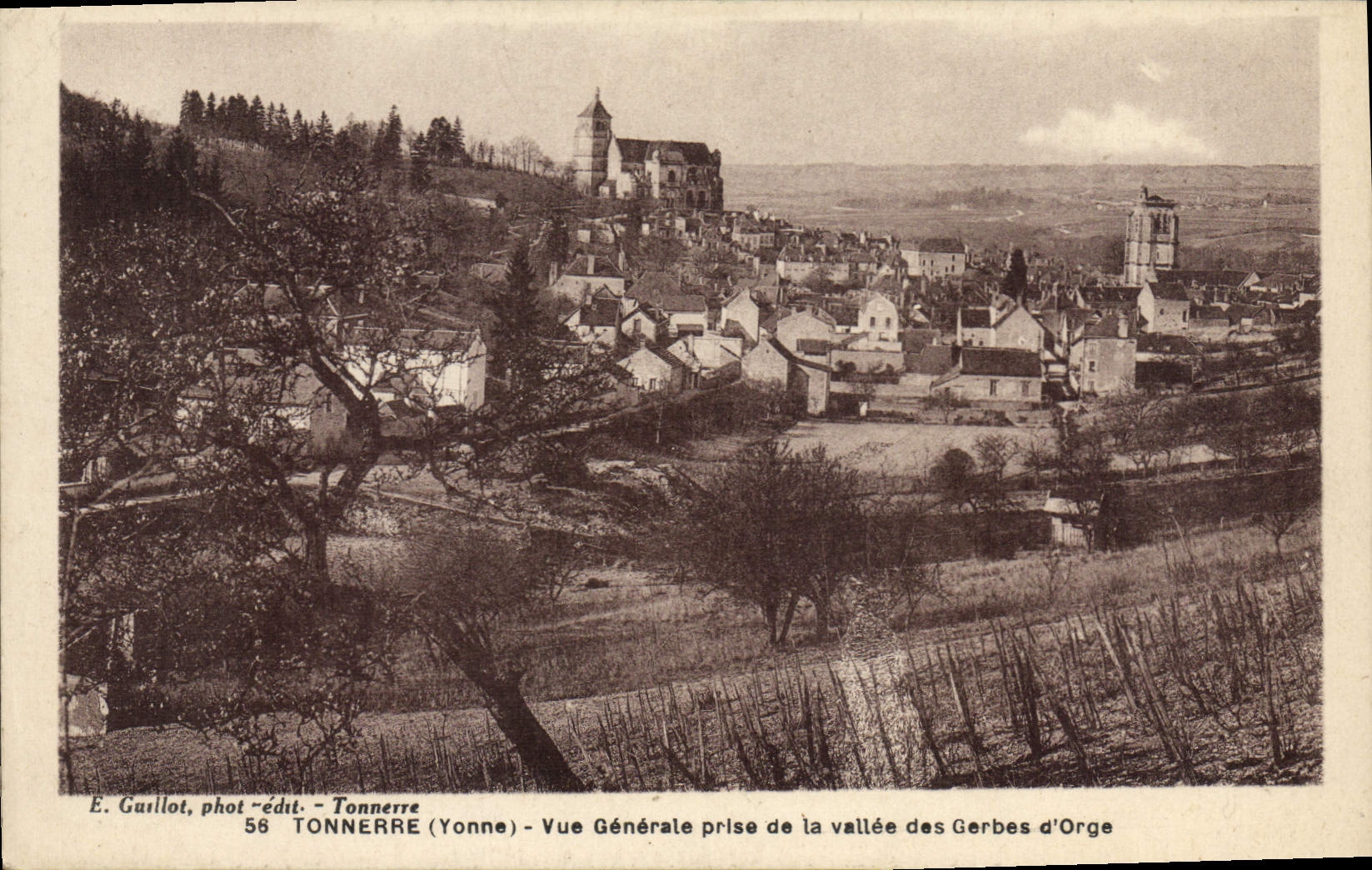 Tonnerre (Yonne) — Vue Générale prise de la vallée des Gerbes d'Orge — E. Guillot, phot-édit.