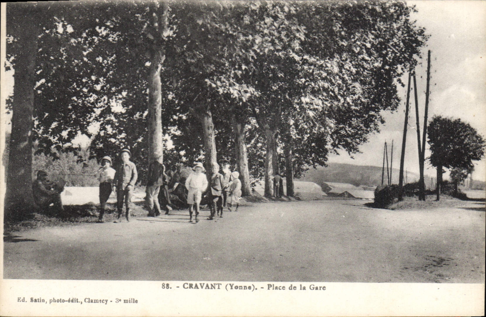 Cravant (Yonne) — Place de la Gare — Ed. Satin, photo-édit., Clamcy - 3e mille
