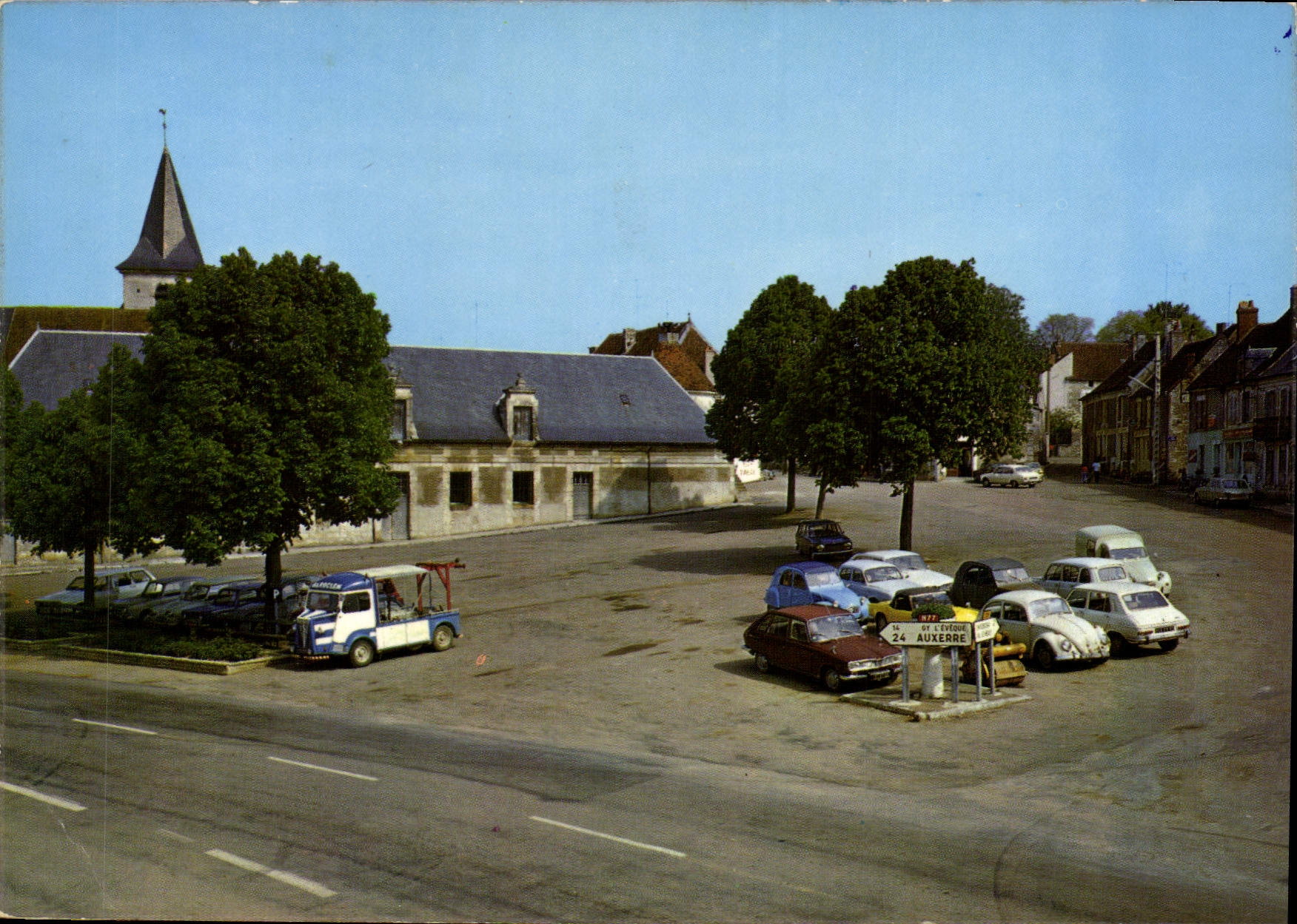 CPSM Courson Les Carrieres La Place Du Château