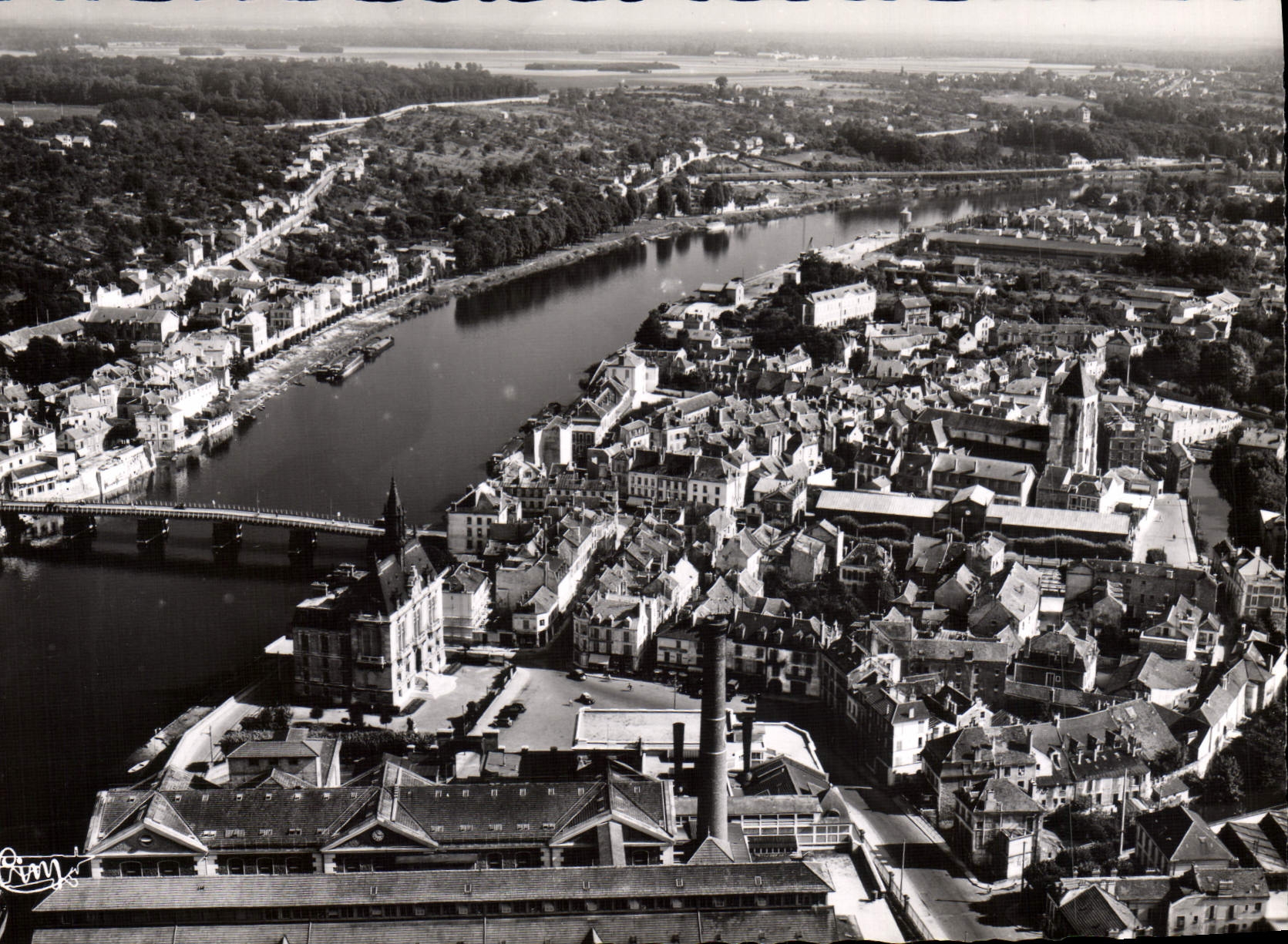 Corbeil-Essonnes (S.-et-O.) — Aerial View — The City Hall and the Seine — Éditions 'CLN', Imp. Combier