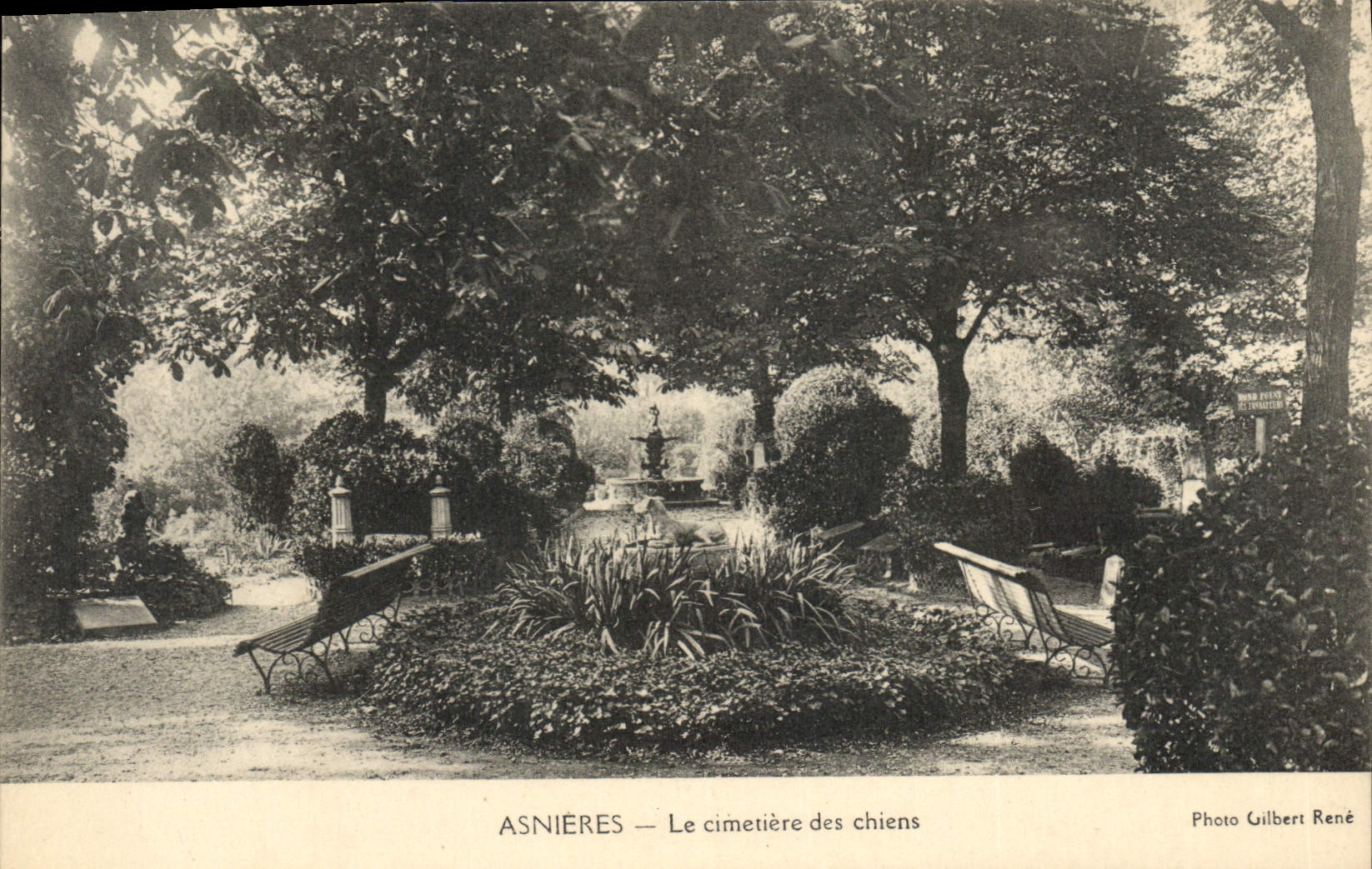 Asnières — Le cimetière des chiens — Photo Gilbert René