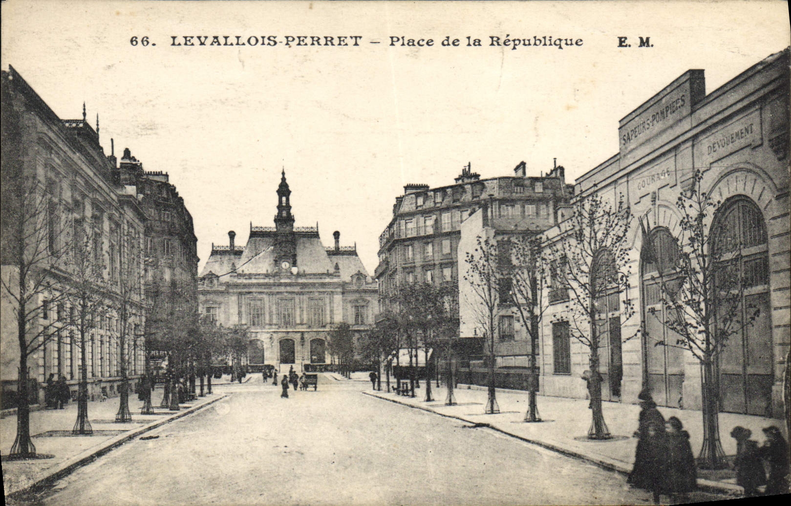 CPA Levallois Perret Place De La Republique