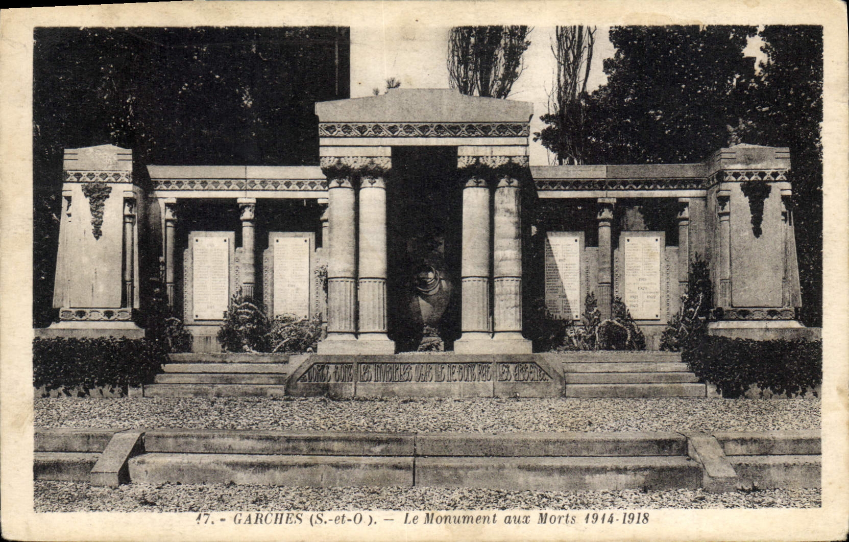 CPA Garches Le Monument Aux Morts