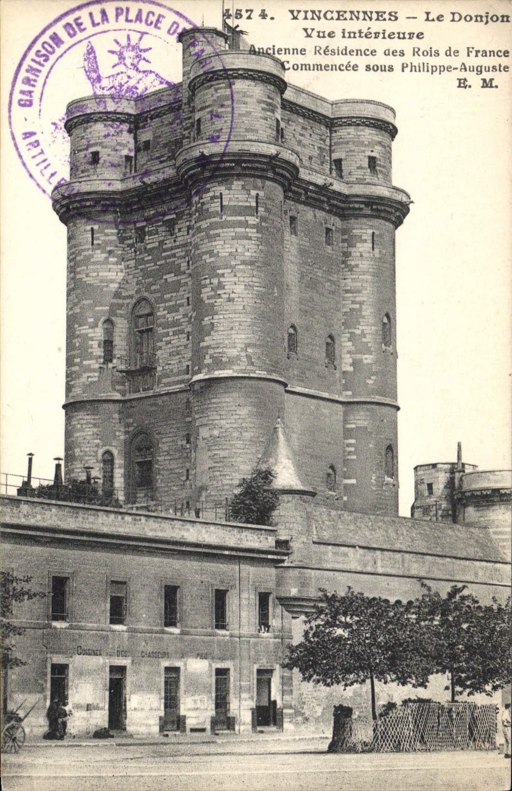 Vincennes — Le Donjon — Vue intérieure — Ancienne résidence des Rois de France — Commencée sous Philippe-Auguste — E. M.