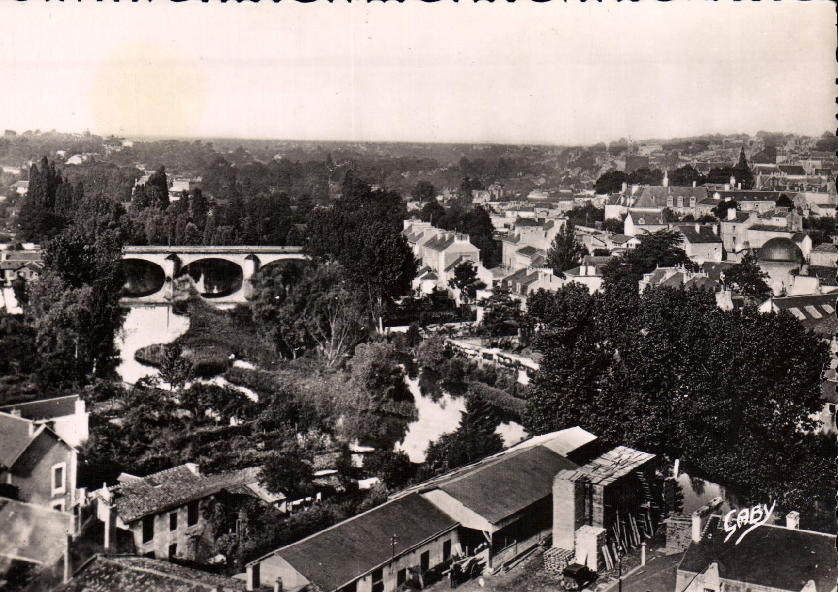 Poitiers (Vienne) — Vue générale - Le Clain et le Pont-Neuf — Editions Gaby