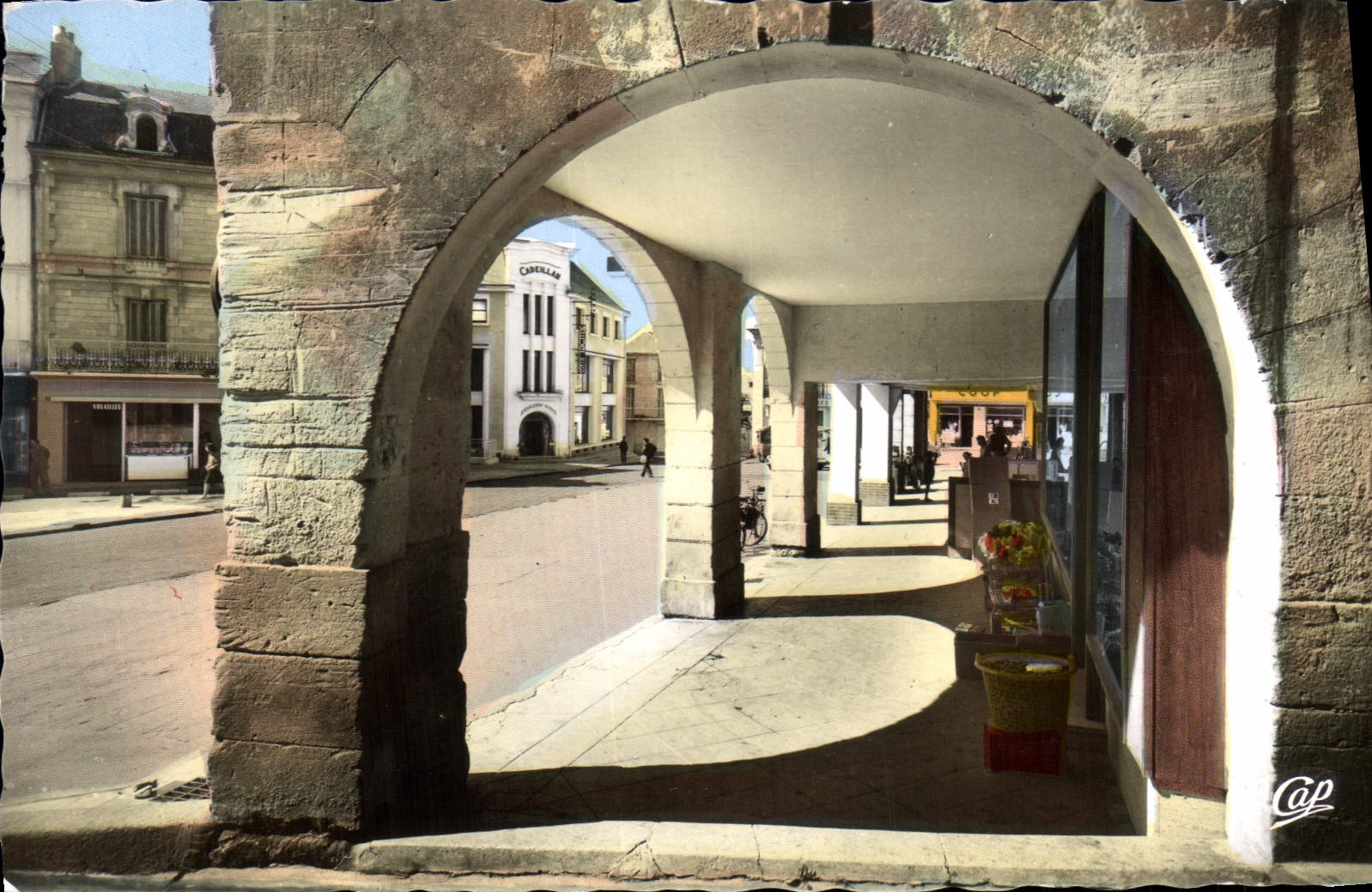 CPA Loudun Les Arcades Place Ste Croix