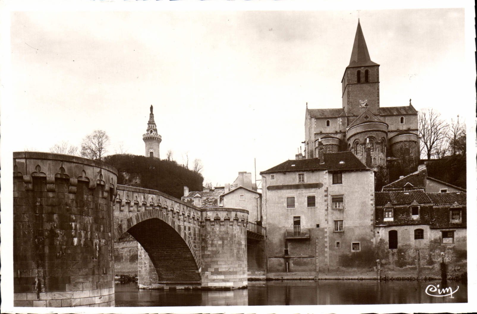CPA Montmorillon Le Vieux Pont La Vierge Du Chateau Et I'Eglise Notre Dame