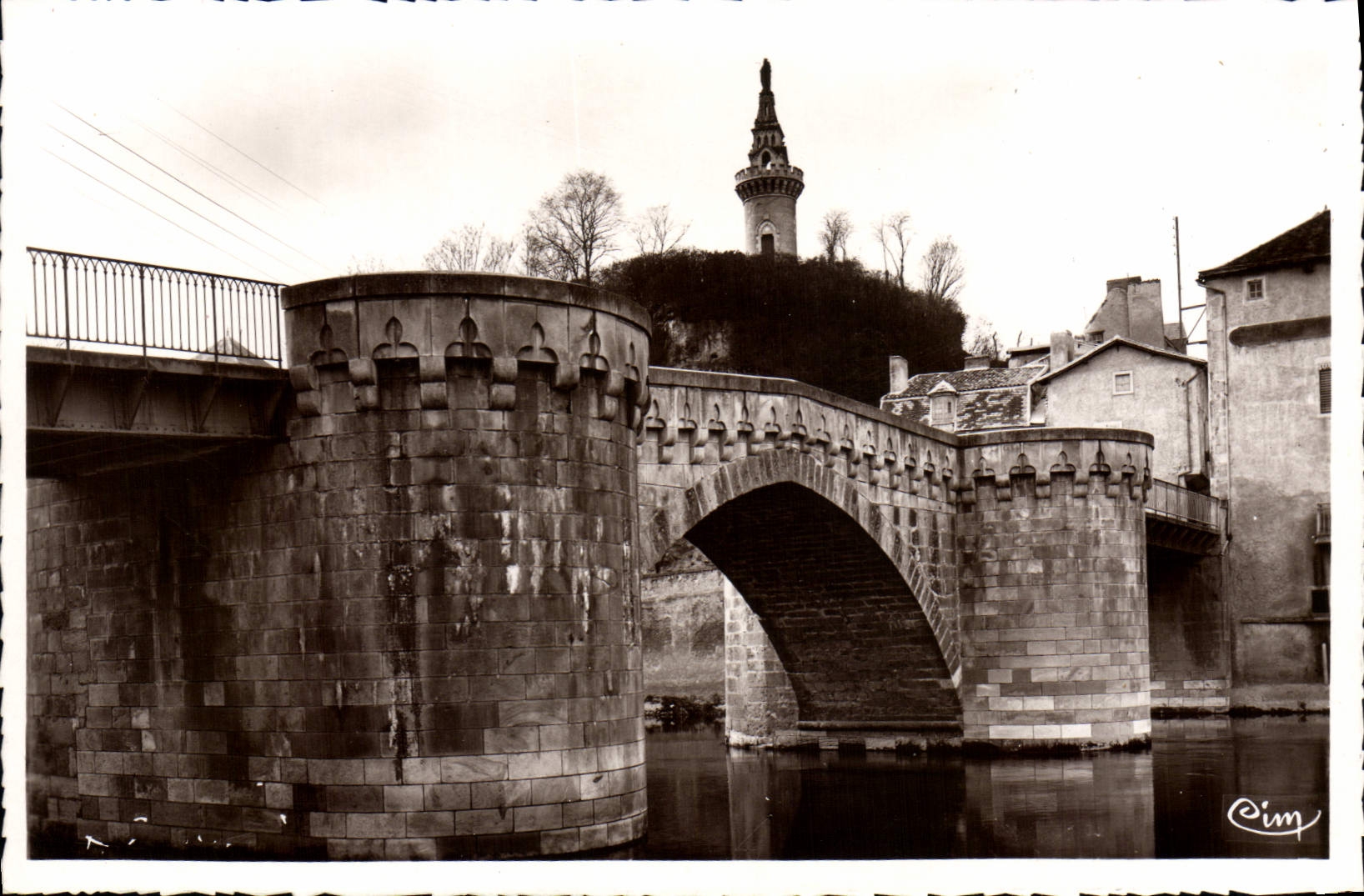 CPA Montmorillon La Vierge Du Chateau Et Le Vieux Pont